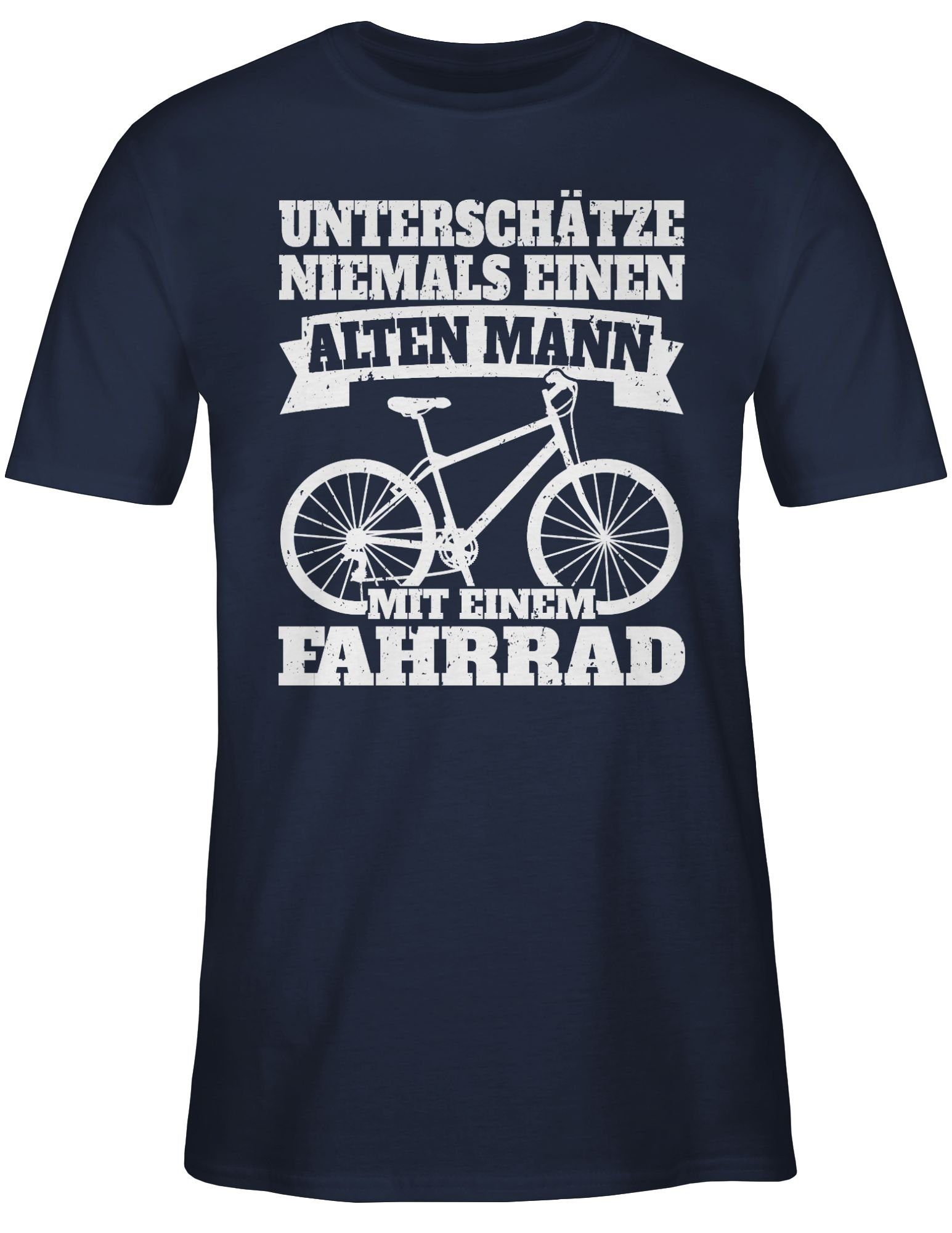 Shirtracer T-Shirt »Unterschätze niemals einen alten Mann mit einem Fahrrad  - weiß - Fahrrad Bekleidung Radsport - Herren Premium T-Shirt« alte herren  geschenk - männer tshirts sprüche - radfahrer shirt