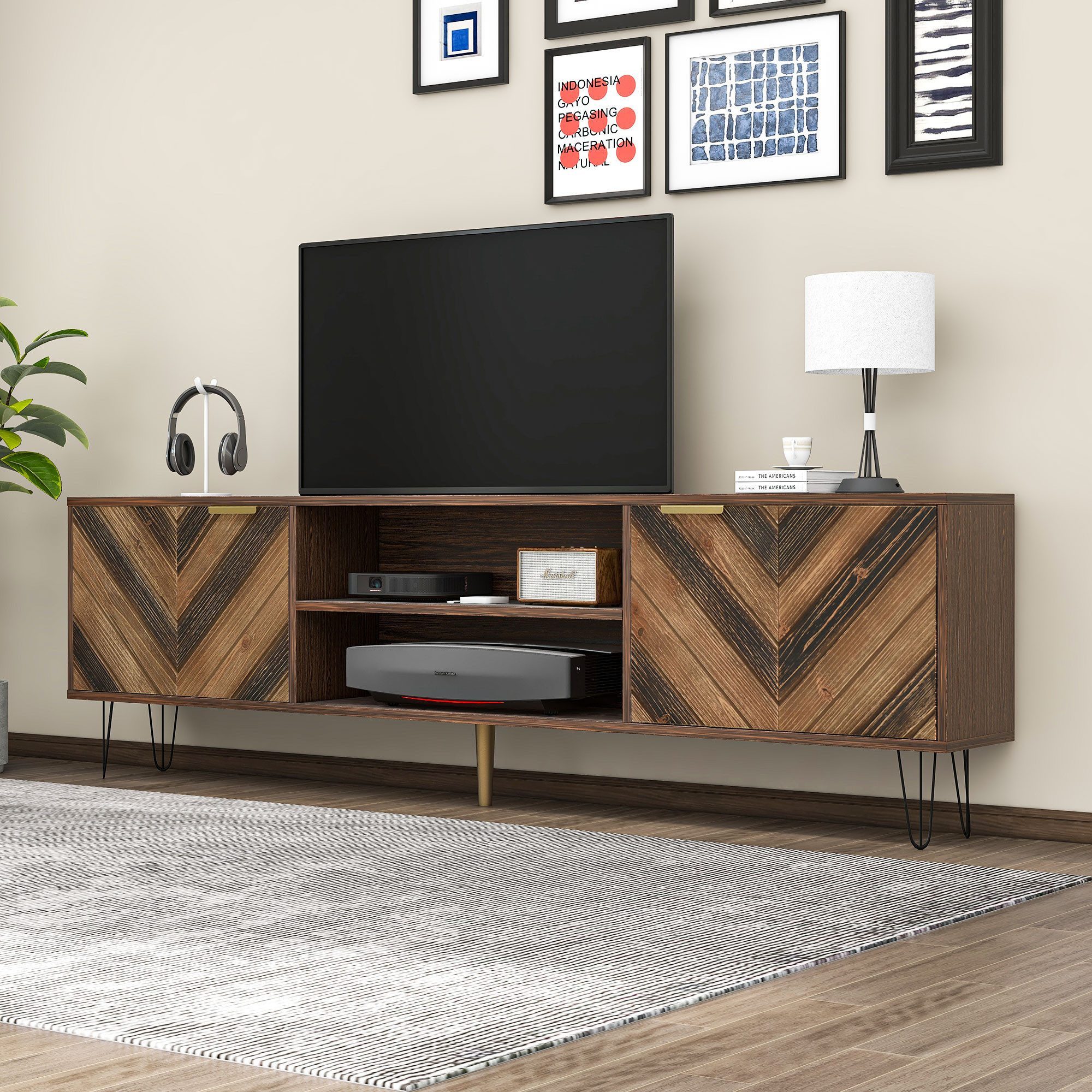 BBWL TV-Brücke TV-Lowboard 155 cm breit mit 2 Türen, Massivholzfurnier mit Struktur (goldene Griffe, offene Fächer, Eisenfüße, Holzoptik, pflegeleichte Oberfläche, modern & elegant für Wohnzimmer)