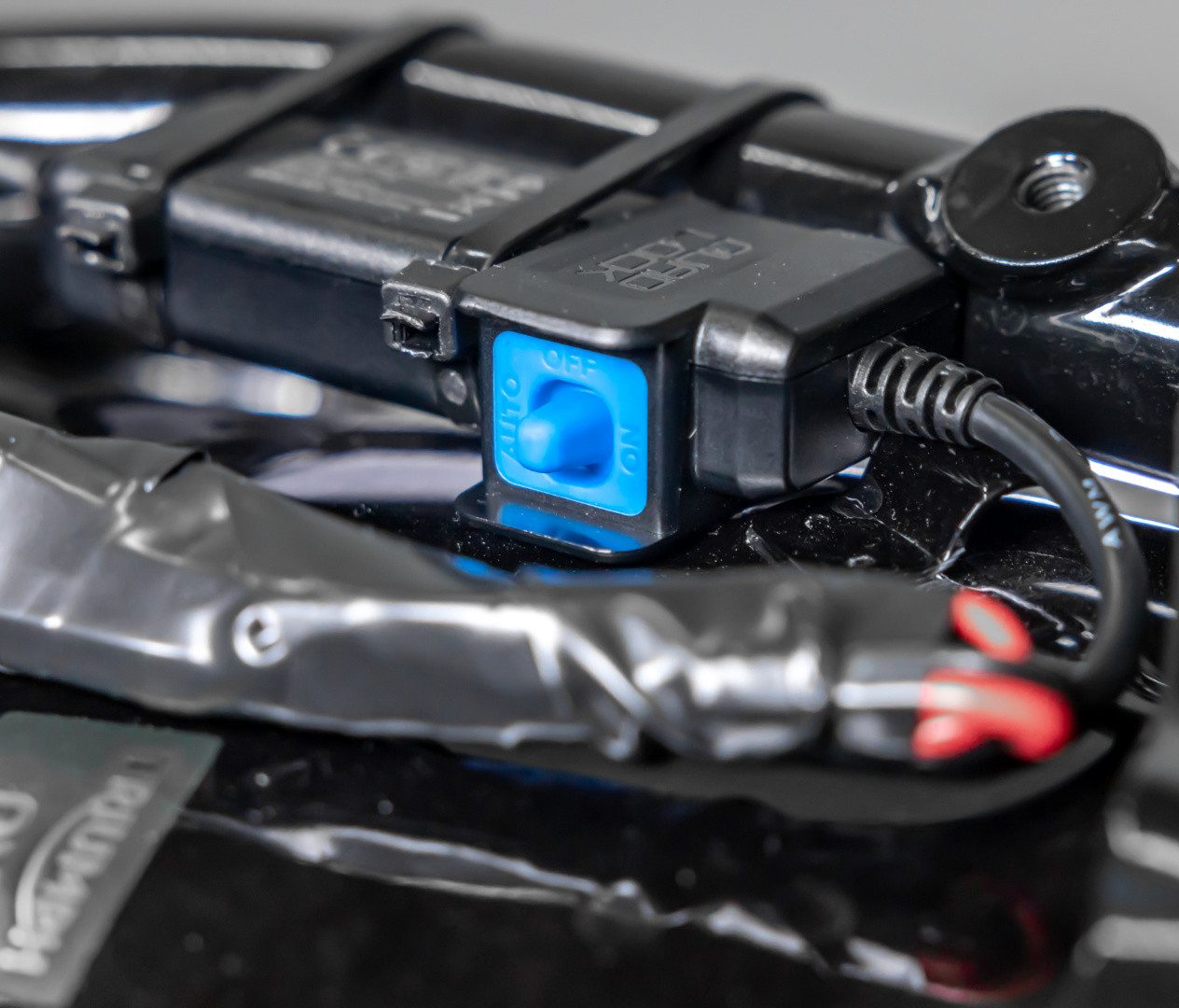 Quad Lock Handyhülle QUAD LOCK Wasserfest 12V zu USB Smart Adapter für Motorräder, Boote