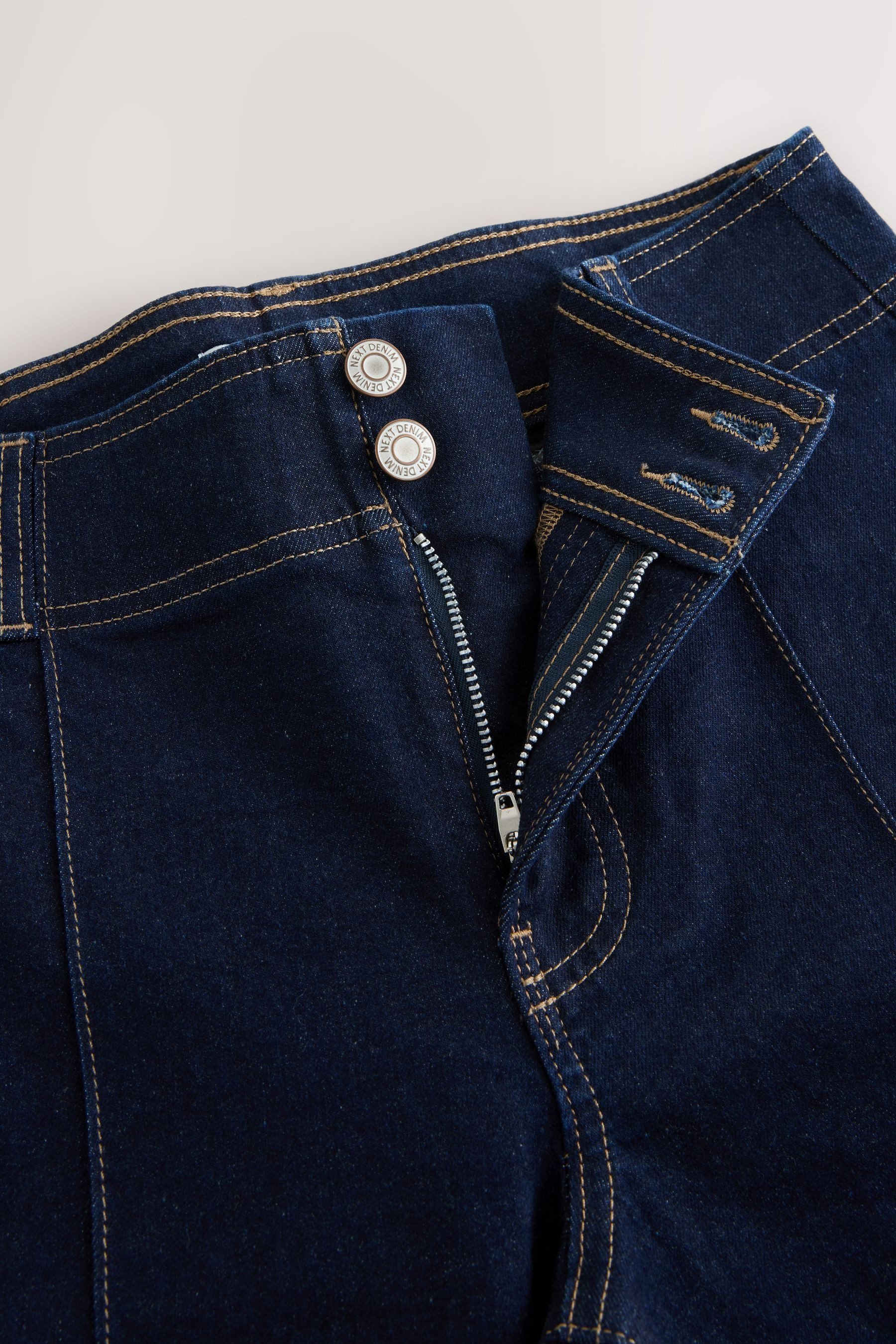 Next Bootcut-Jeans Bootcut-Jeans mit mittelhohem Bund, Kurzgröße (1-tlg)