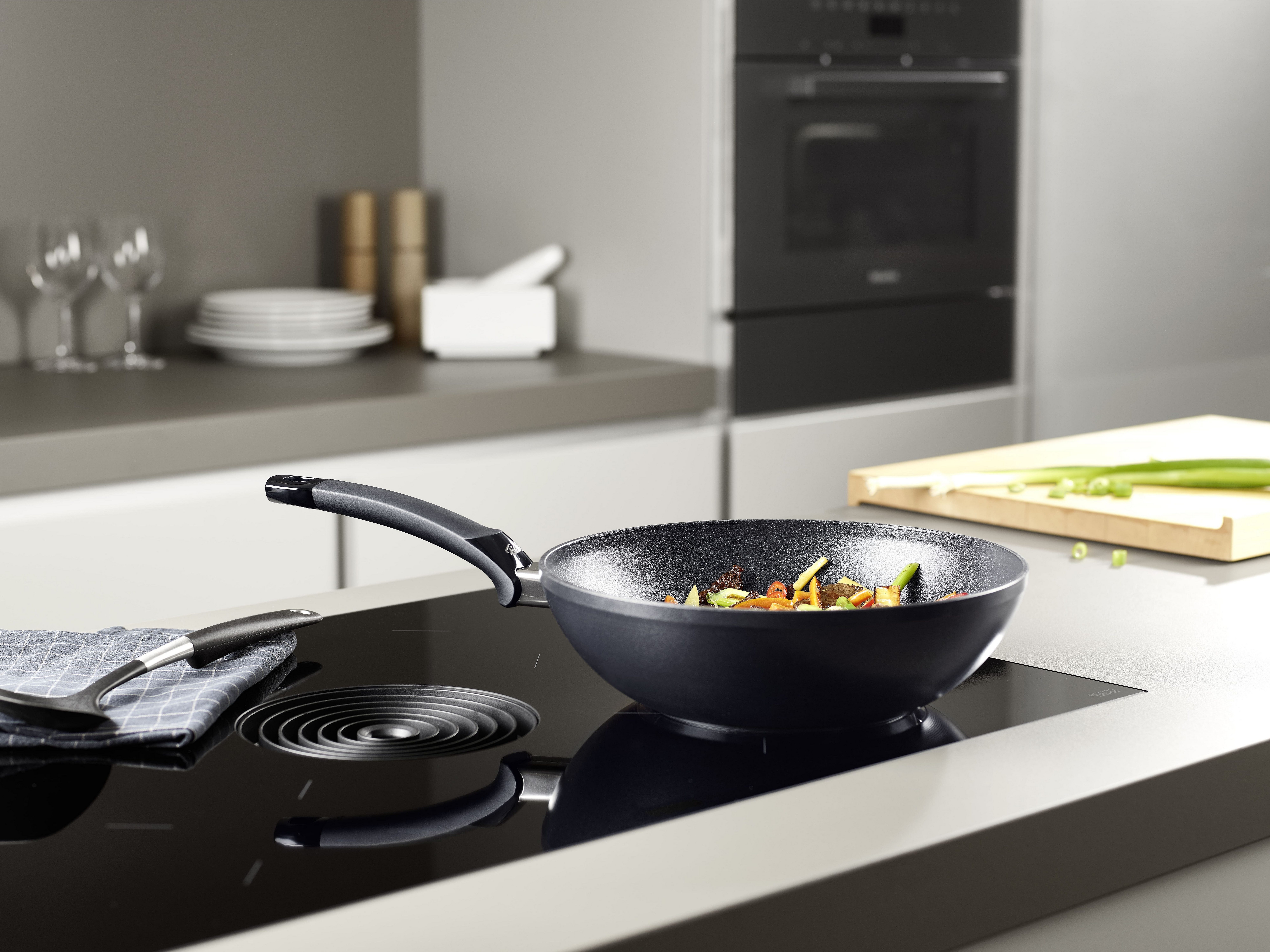 Fissler Wok Adamant®, Aluminium (1-tlg), kratzfest, Made in Germany