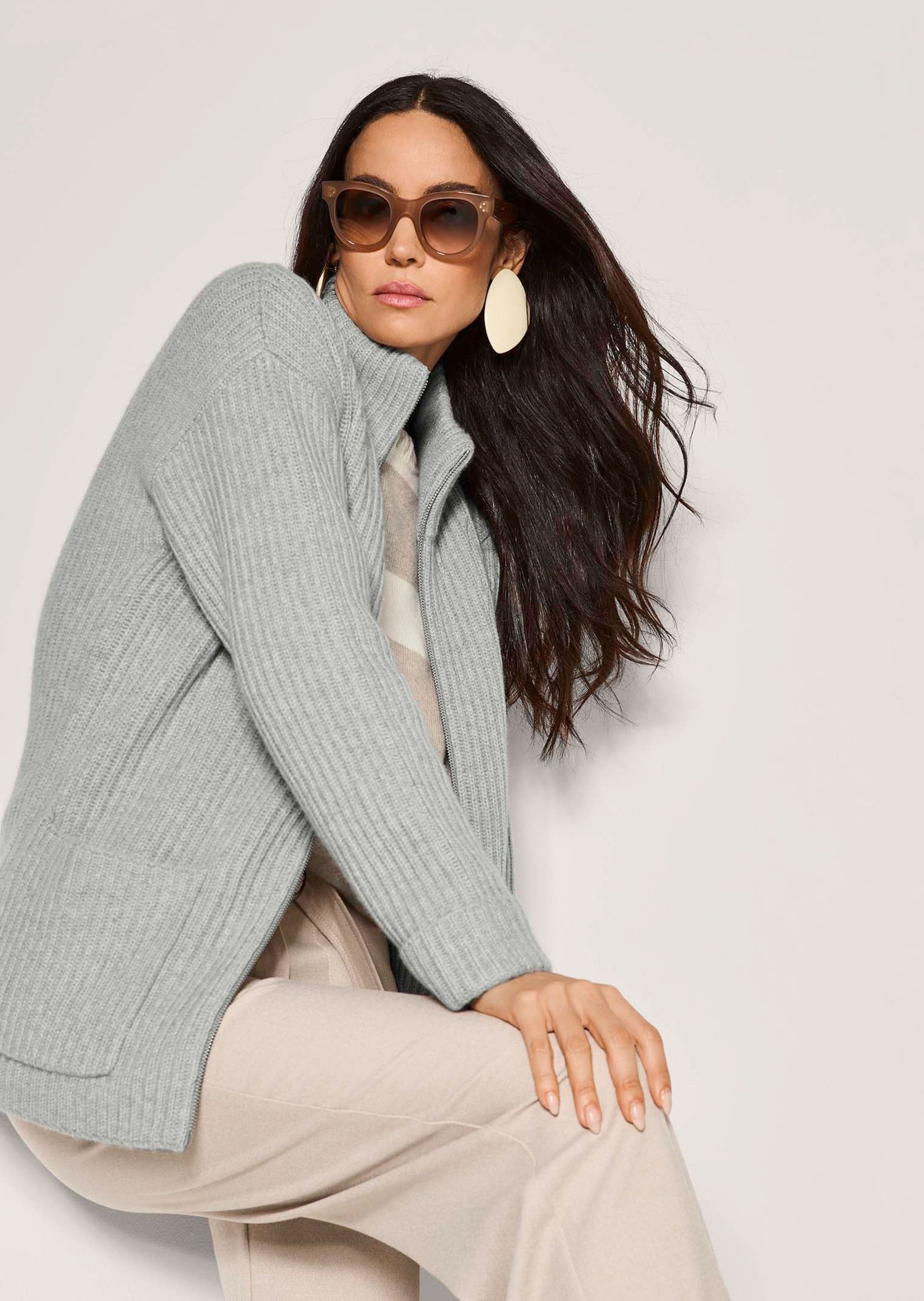 MADELEINE Strickjacke Weiche Wolljacke mit Reißverschluss Patentstrickjacke mit Stehkragen, Taschen und Langarm