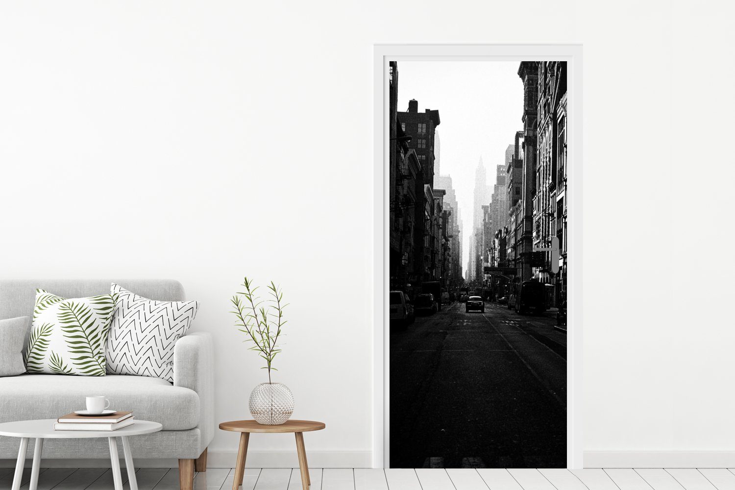 in Türaufkleber, bedruckt, Fototapete (1 cm MuchoWow für Türtapete Tür, New in St), durch Autofahrt Straße York Matt, eine ruhige schwarz-weiß, 75x205