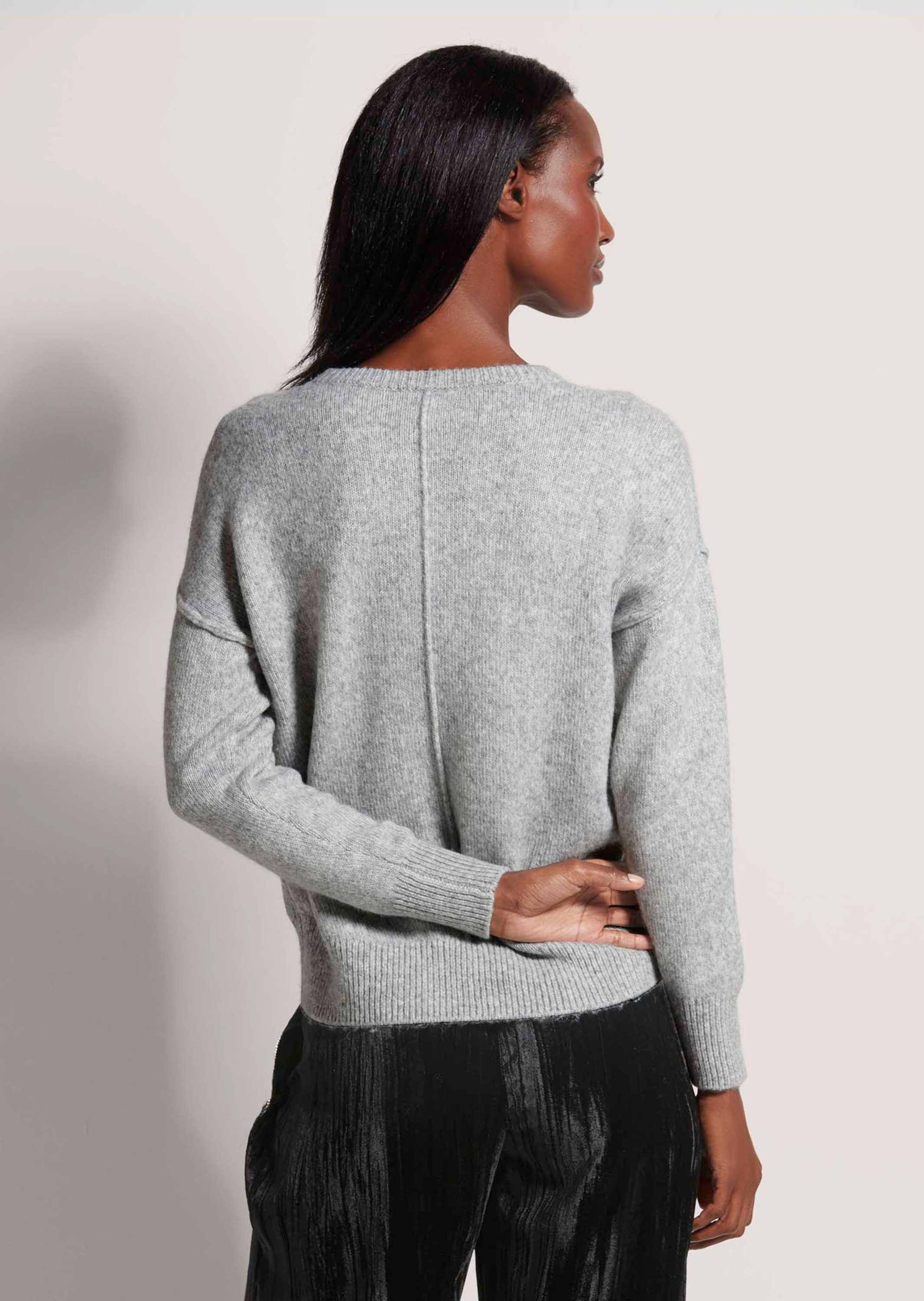 MADELEINE Strickpullover Rundhals-Pullover mit Applikation Uni-Design mit klassischem Rundhalsausschnitt und Langarm
