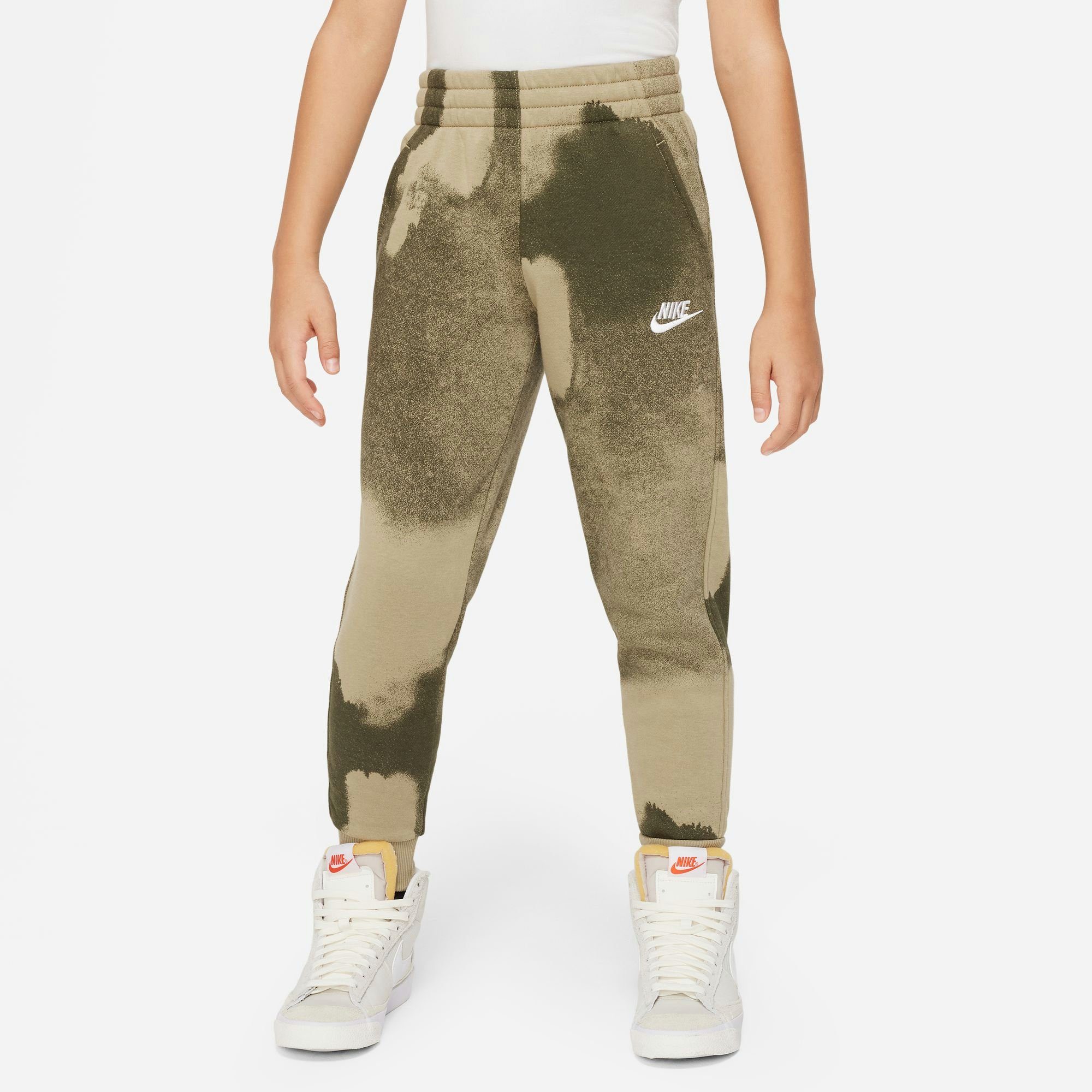 OLIVE/WHITE AOP Jogginghose JOGGER CARGO CLUB HBR FLC Nike für - K WASH KHAKI/NEUTRAL Sportswear Kinder