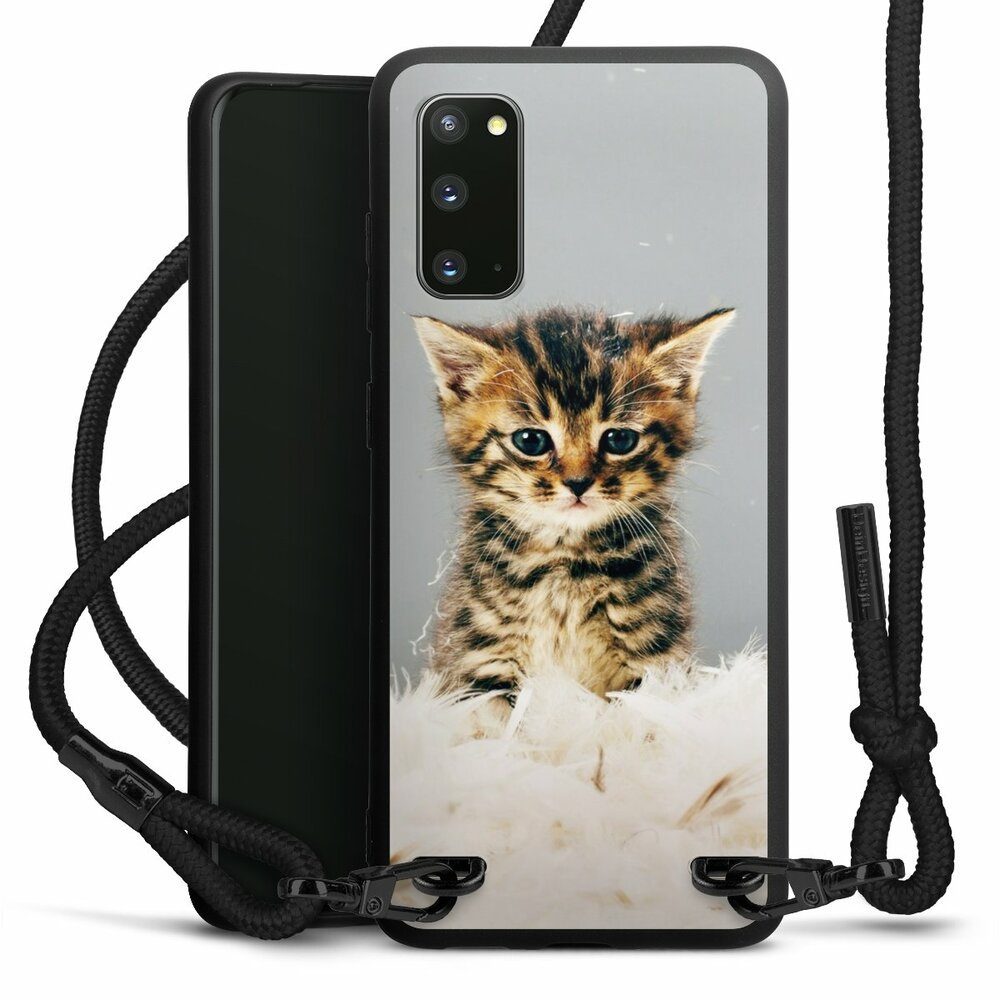 DeinDesign Handyhülle Katze Haustier Feder Kitty, Samsung Galaxy S20  Premium Handykette Hülle mit Band Case zum Umhängen