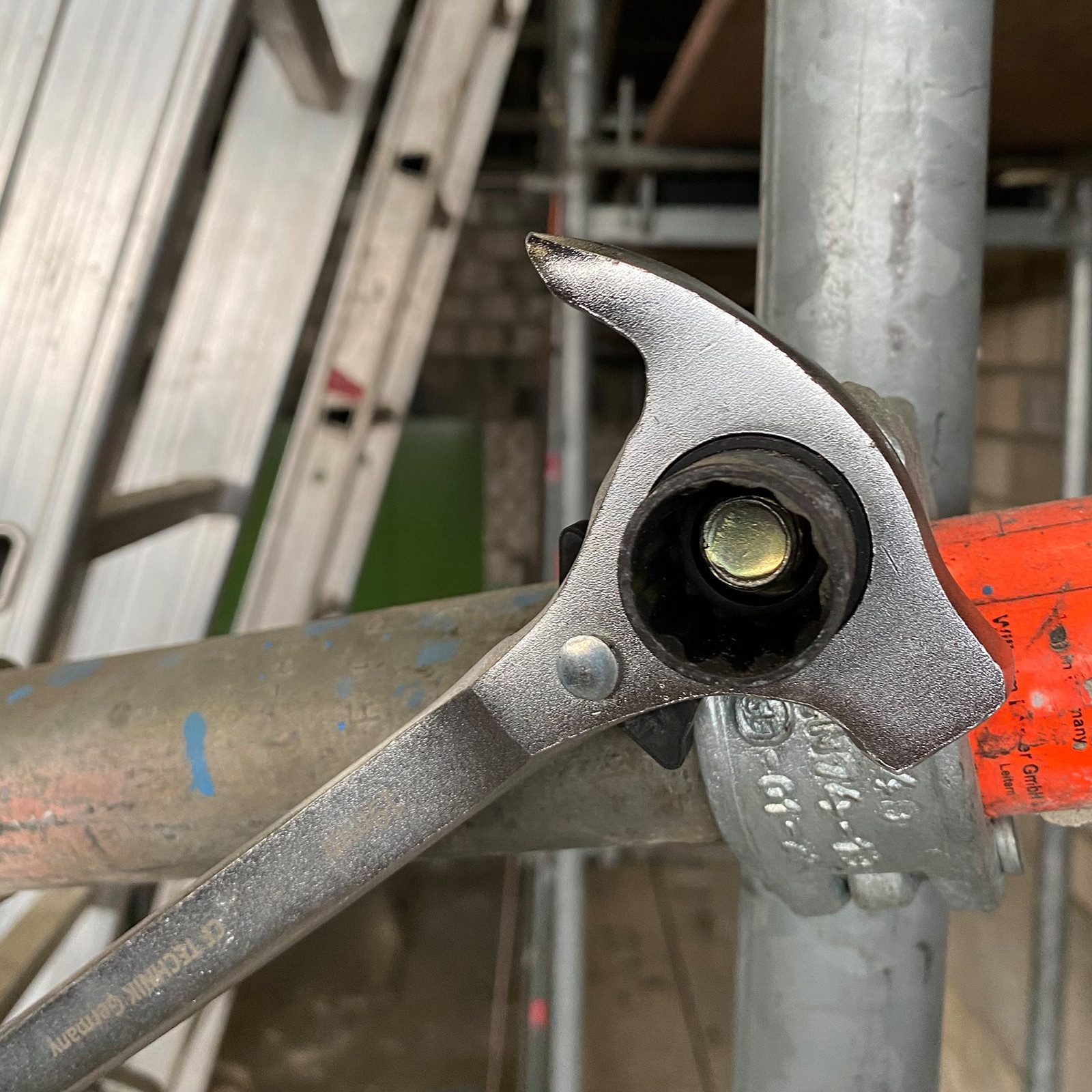 ECI Tools Arbeitsgerüst Gerüstbauratsche 19/22 mm Gerüstknarre mit Hammer und Nageleisen