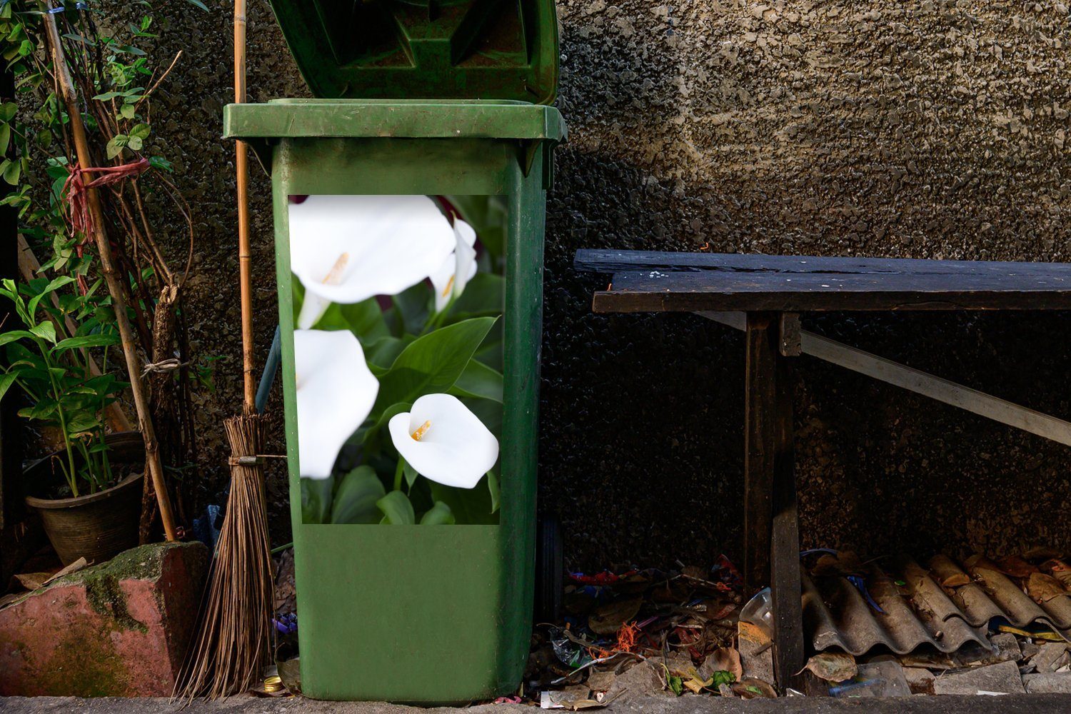 MuchoWow Wandsticker Weiße Calla-Blüten zwischen St), (1 Blättern Mülleimer-aufkleber, Mülltonne, grünen Container, Abfalbehälter Sticker
