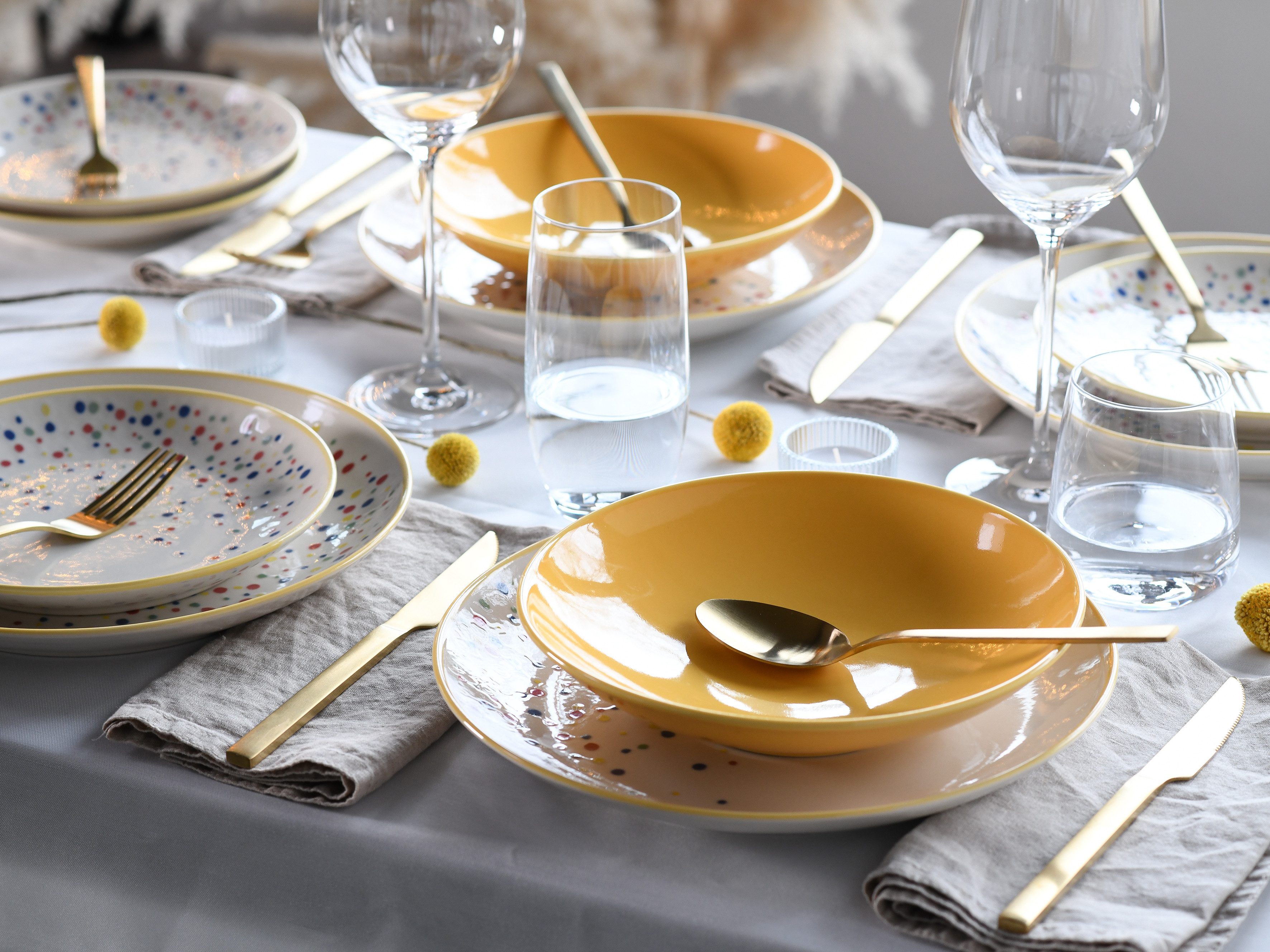 CreaTable Teller-Set Joy, Teller Set 12-tlg. (12-tlg), 4 Personen, Steinzeug, Unregelmäßige bunte Punkte, Gute Laune Geschirr, Frisch, Freundlich