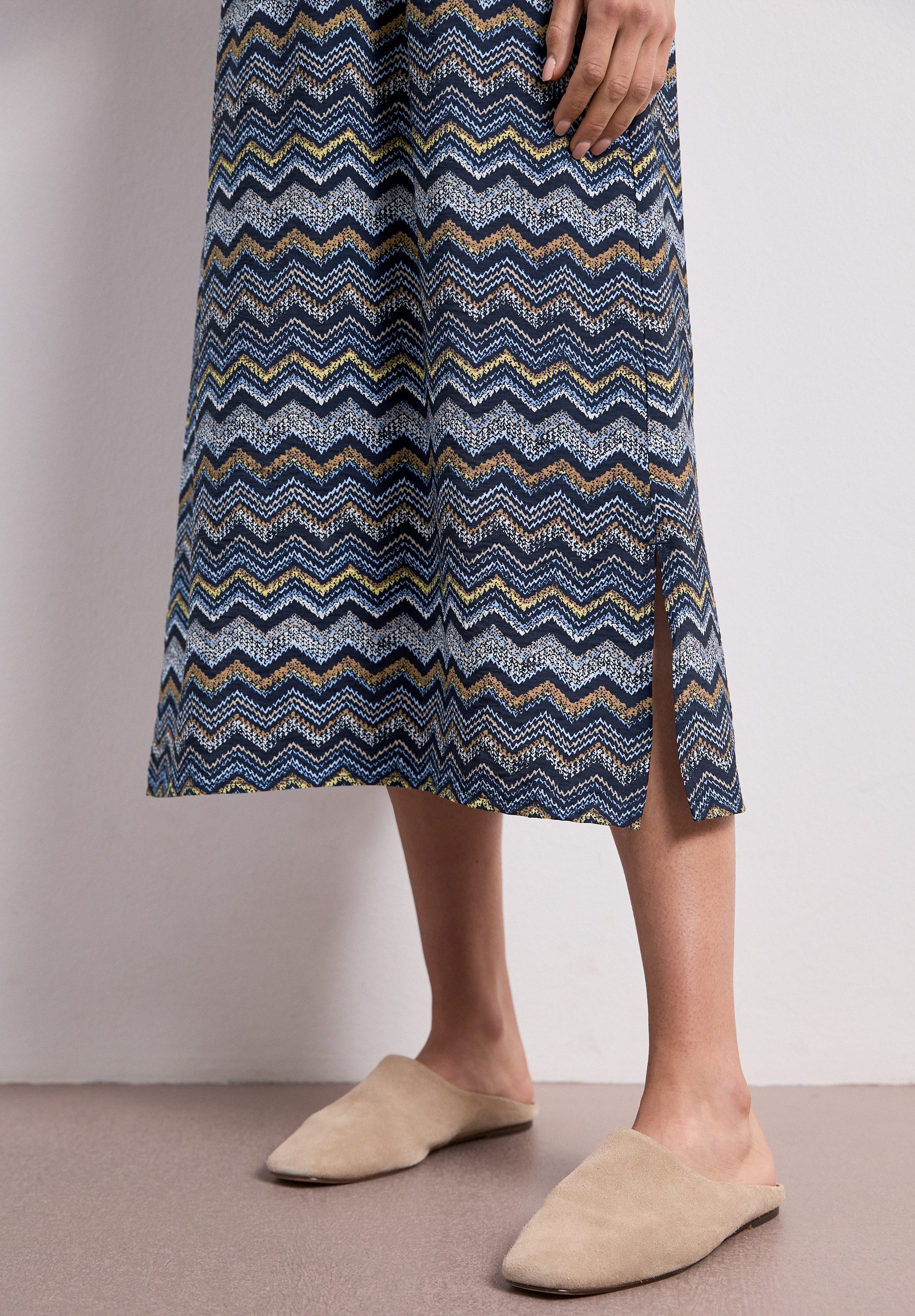 STREET ONE Midikleid mit Struktur-Rock und Zick-zack-Muster