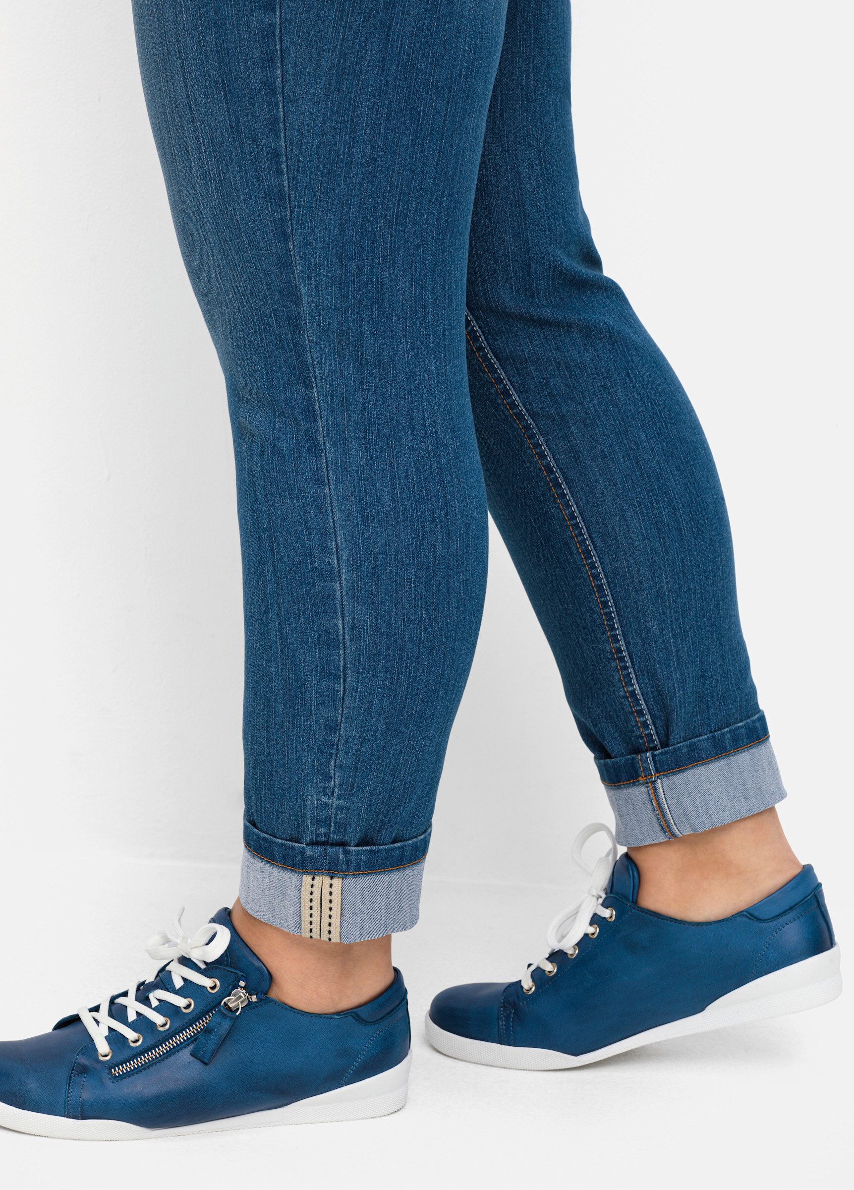 Sheego Bequeme Jeans Stretch-Jeans »Die Schmale« mit zweifarbigen Kontrastnähten – Bild 5 von 5