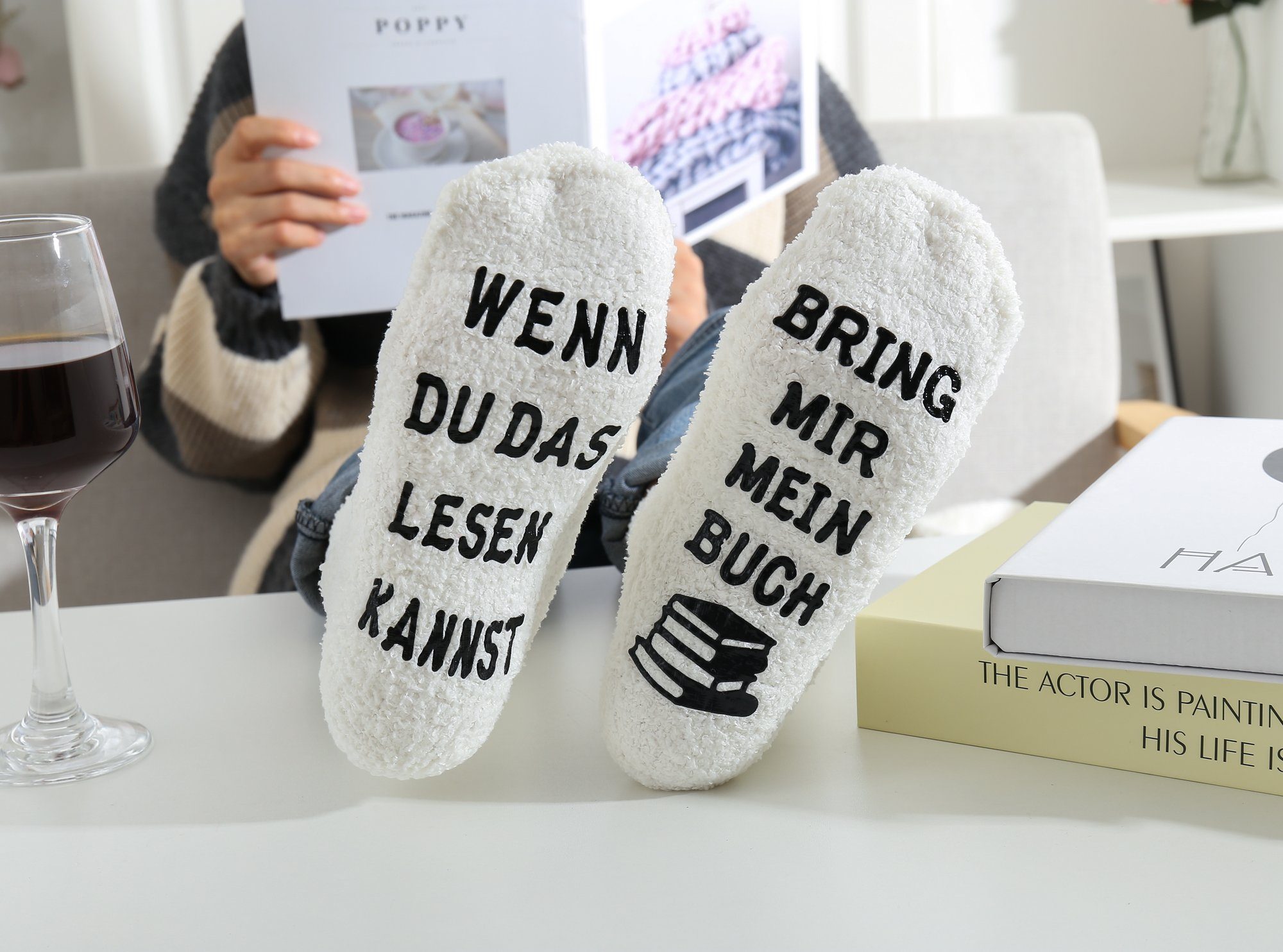 Lucadeau Kuschelsocken Weihnachtsgeschenk, Geschenke für Buch-Liebhaber, bring mir Buch (Cupcake Verpackung, Gr. 37-43) rutschfest, Socken mit Spruch, Geschenk zum Geburtstag, Muttertag