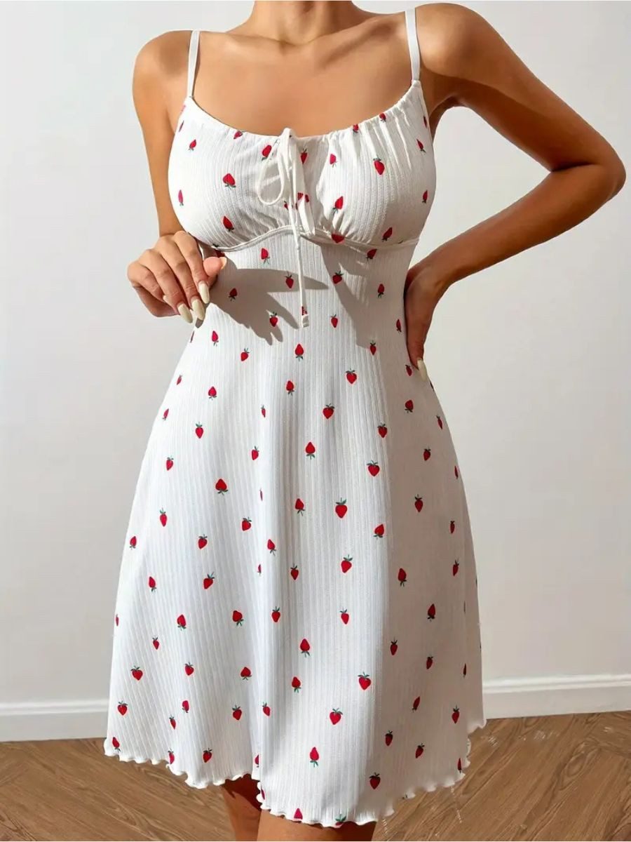 Elegant Love Sommerkleid Nachthemd mit Erdbeermuster – Trägerkleid mit Rüschen Nachtkleid für Damen – Elegante Loungewear, Negligee aus Spitze
