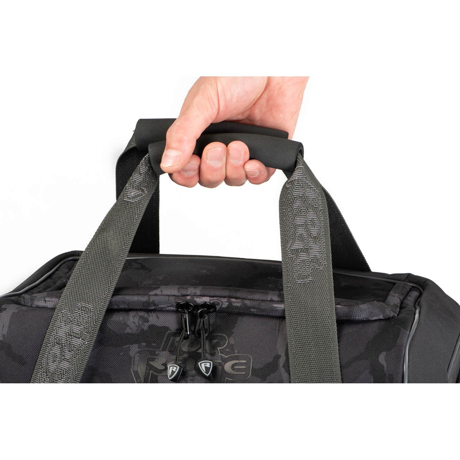 Fox Rage Reisetasche Fox Rage Voyager Camo Large Carryall Reisetasche, Komplett mit Tackleboxen bestückt, Hochrobuste Camo-Tarnreißverschlüsse, 3D-gepolsterter Schultertragegurt, EVA-Handtragegriffe, EVA-Taschenbasis, Federzugbefestigung für Werkzeuge, Klettgesicherte Halterung für Zangen, Schützende Hartschalenaußentasche für die Polarisationsbrille
