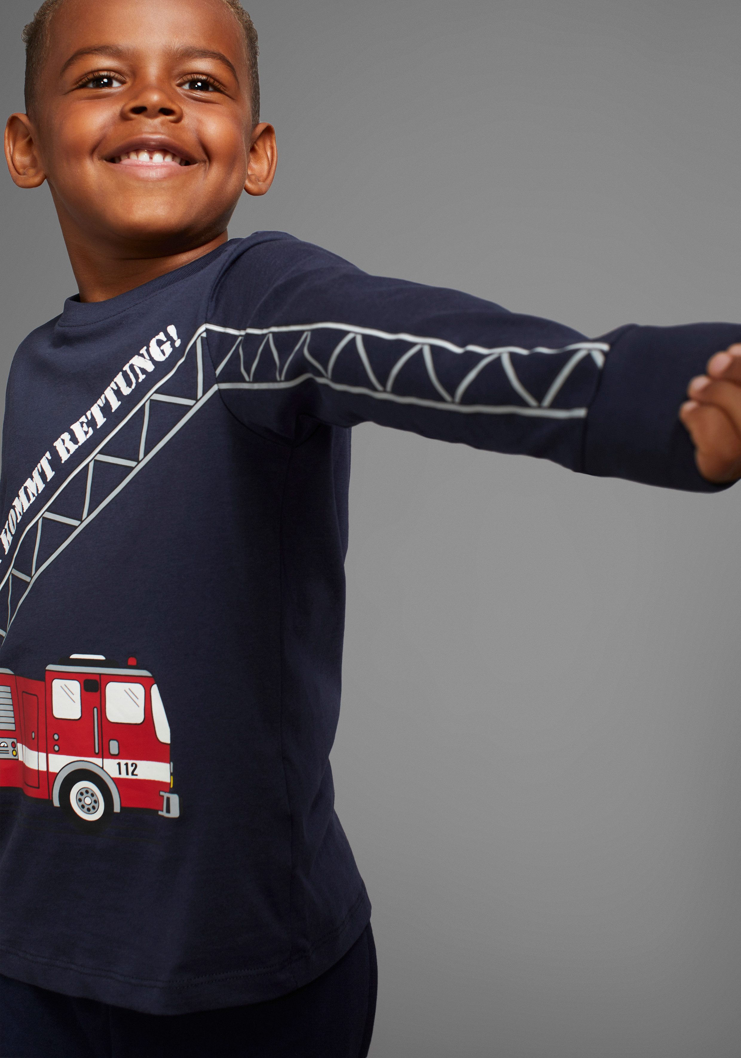 KIDSWORLD Langarmshirt HIER KOMMT RETTUNG Langarm, Basic-Passform, peppiger Druck