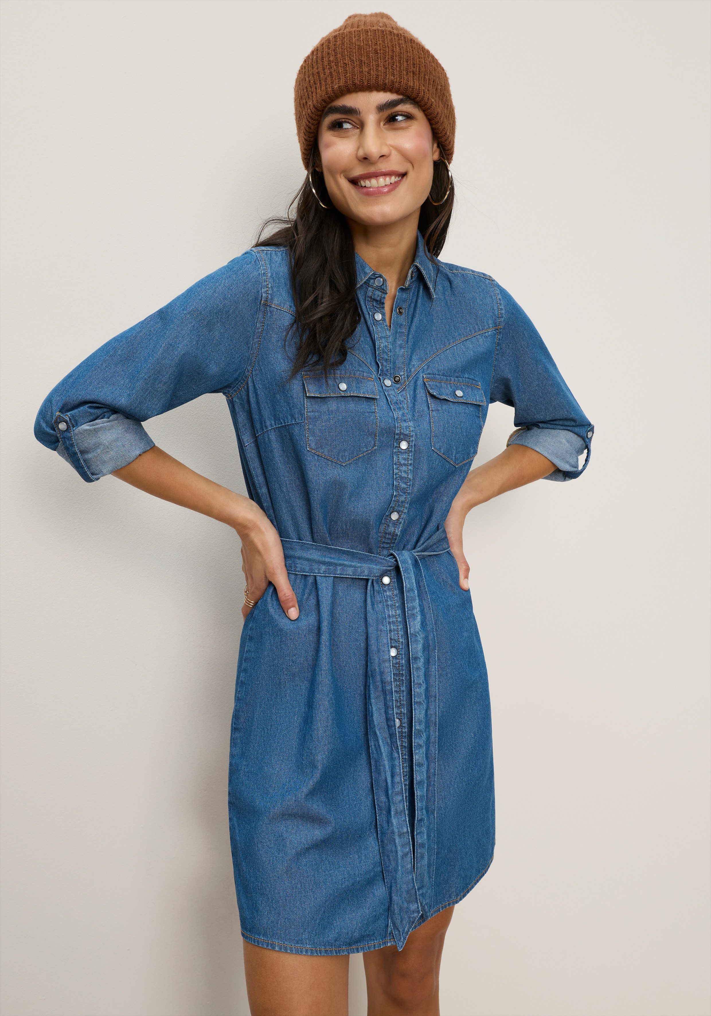 Tamaris Jeanskleid aus Baumwoll-Denim mit praktischen Taschen mit Hemdblusenkragen, figurbetonte Passform. € 49,99, (€ 49,99 pro 1 Stk).