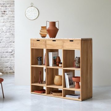 Tikamoon Bücherregal Miho Niedriges Bücherregal aus massivem Teak mit Premium-Terrazzo Pink