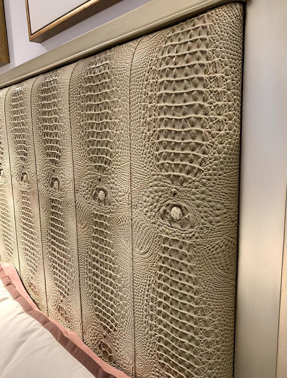 JVmoebel Bett Doppelbett im Crocco-Stil in Gold aus Holz und Kunstleder, Made in Europa