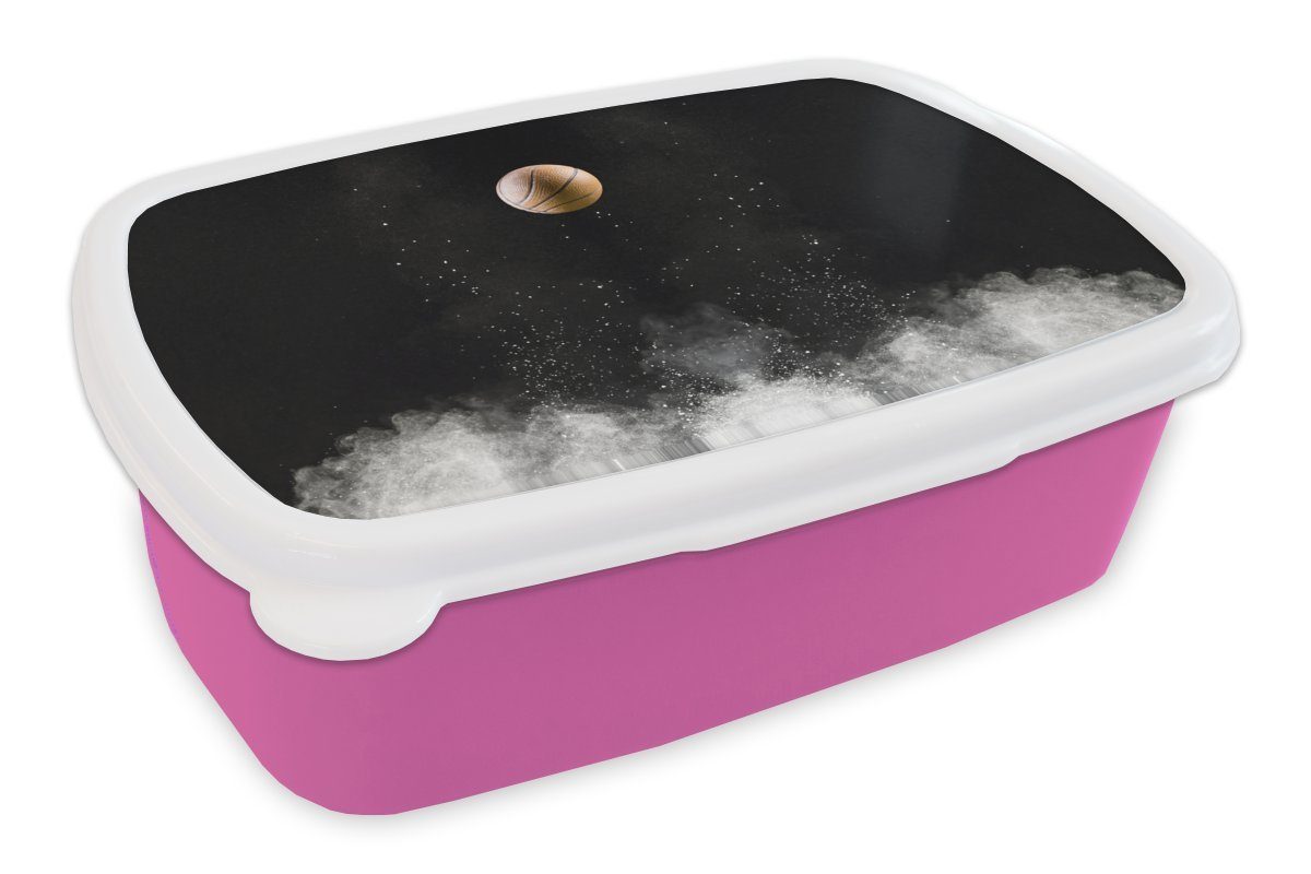 MuchoWow Lunchbox Ein Basketball mit Stoff auf schwarzem Hintergrund, Kunststoff, (2-tlg), Brotbox für Erwachsene, Brotdose Kinder, Snackbox, Mädchen, Kunststoff rosa | Lunchboxen