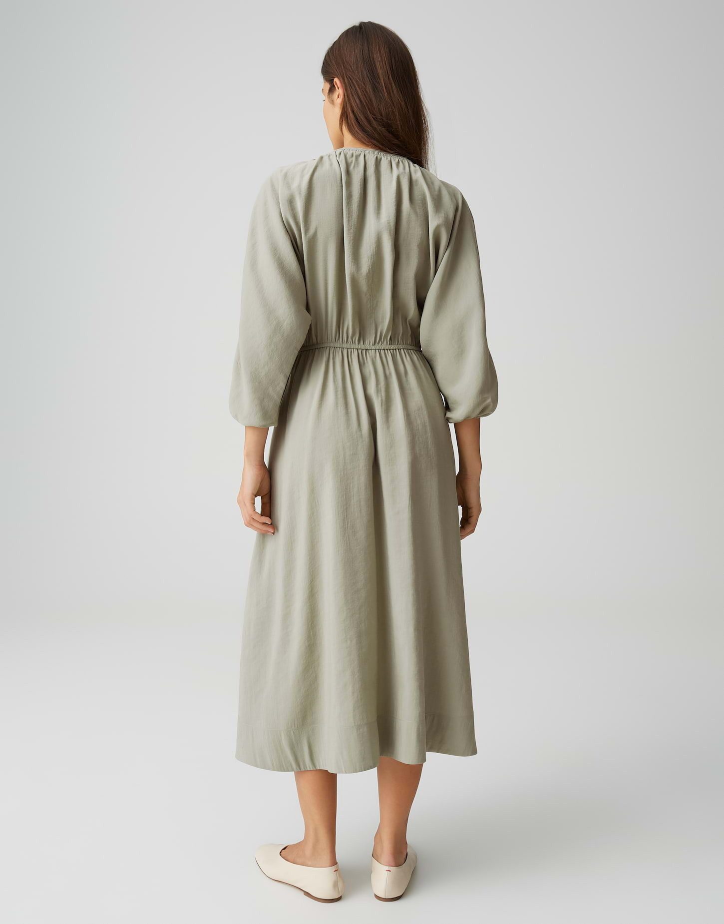 OPUS Midikleid Worty mit zarter Raffung elastisches Gummi am Ärmelsaum, Nahttaschen in der Seite
