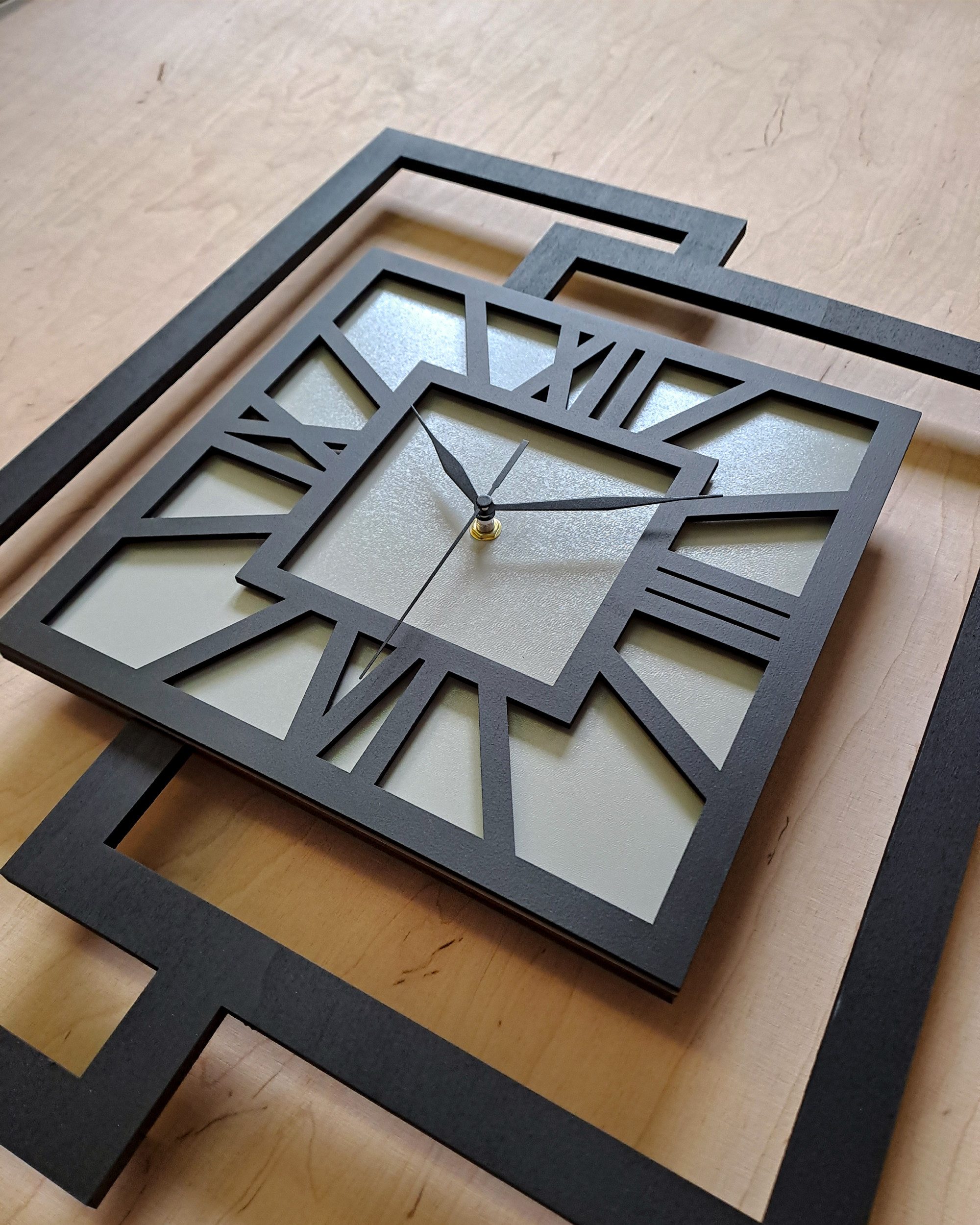ORNAMENTI Wanduhr Große handgefertigte, moderne, aus Holz, Hingucker, 44 x 56 cm, grau (Rechteckig vertikal ohne Tickgeräusche für Wohnzimmer lesbare Ziffern)
