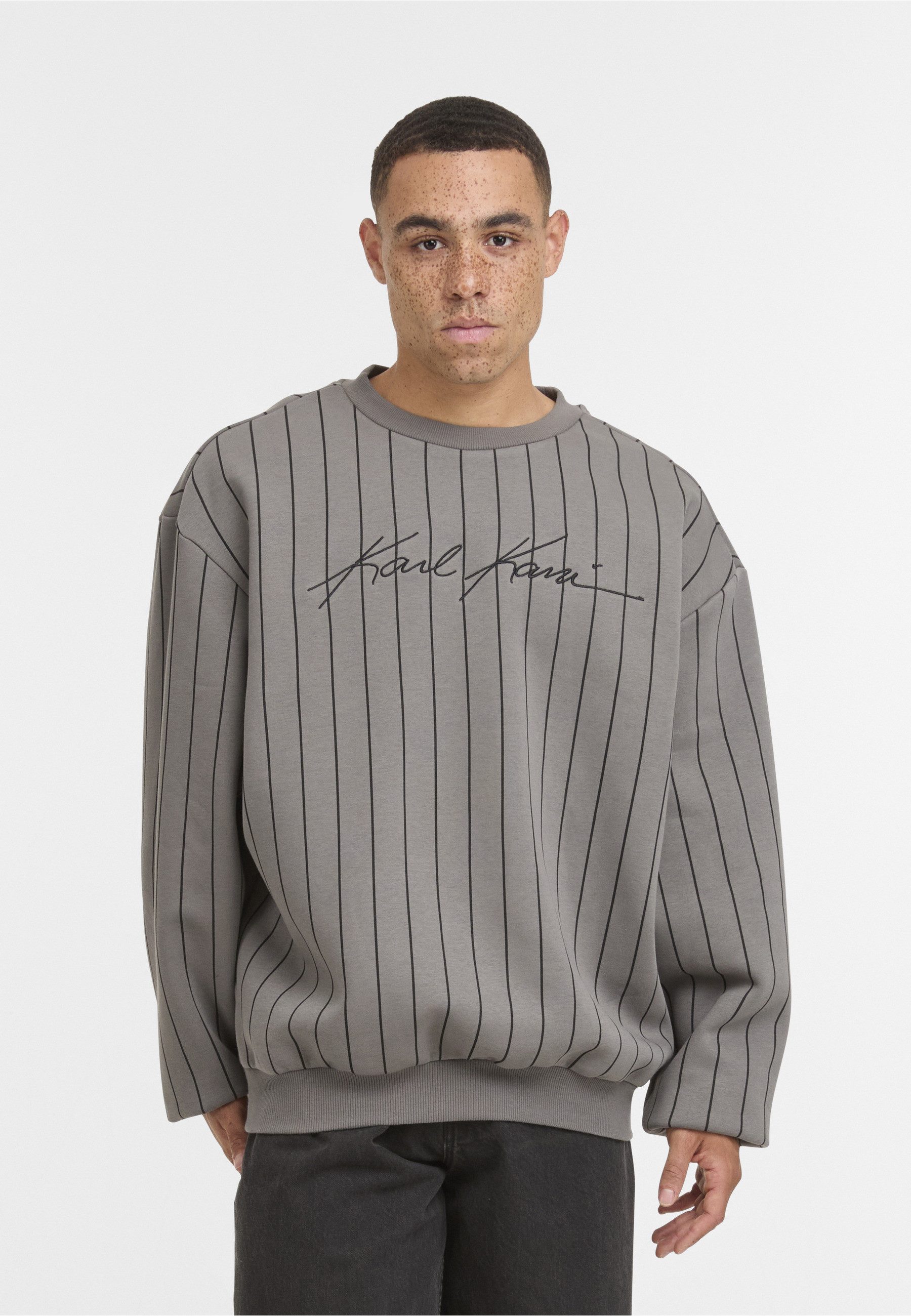 Karl Kani Rundhalspullover Karl Kani Autograph Pinstripe Sweat Os Crewneck (1-tlg)