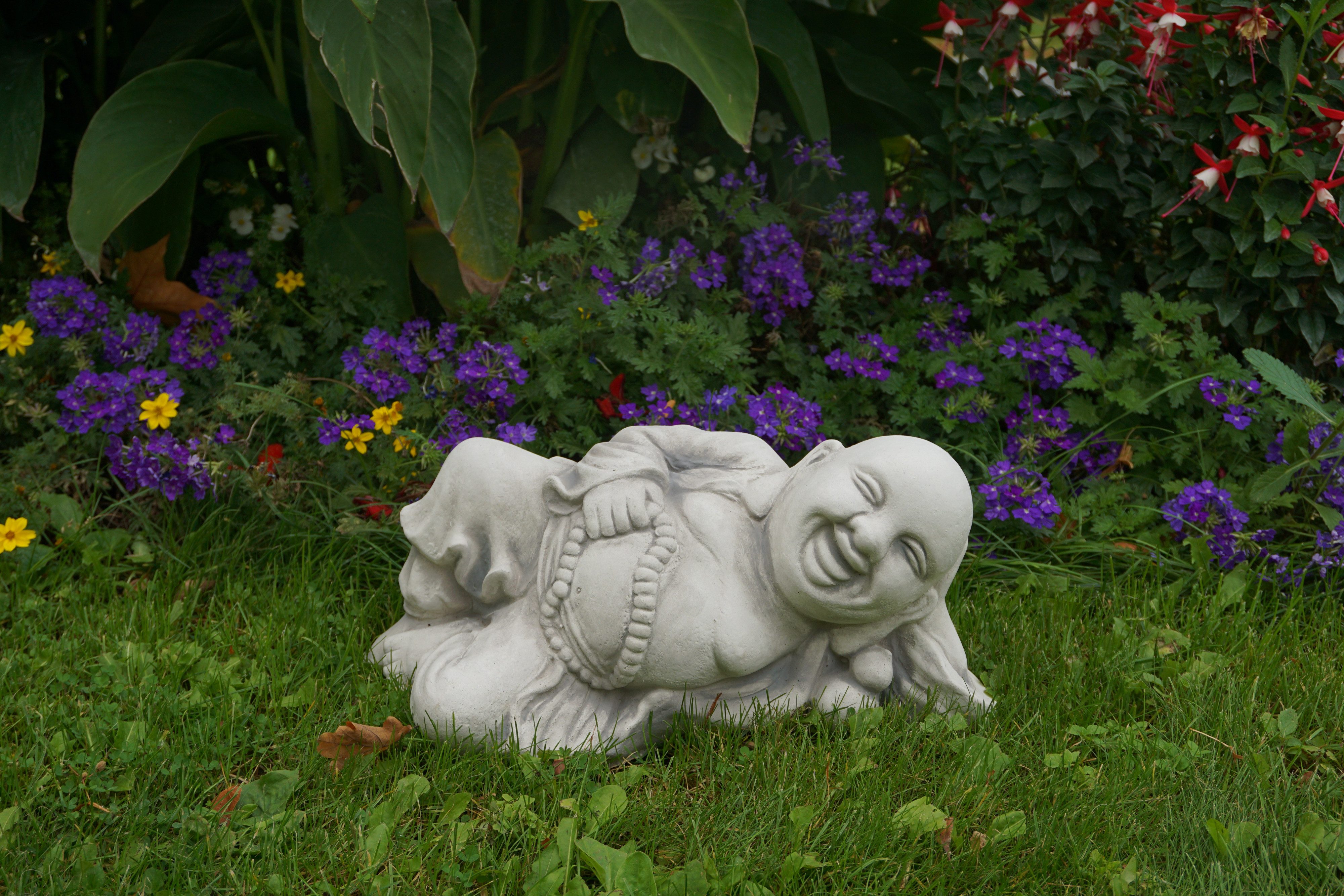 gartendekoparadies.de Gartenfigur Lachende Buddha Statue. Steinfigur, H. 18 cm, 14 kg, Frostsicher
