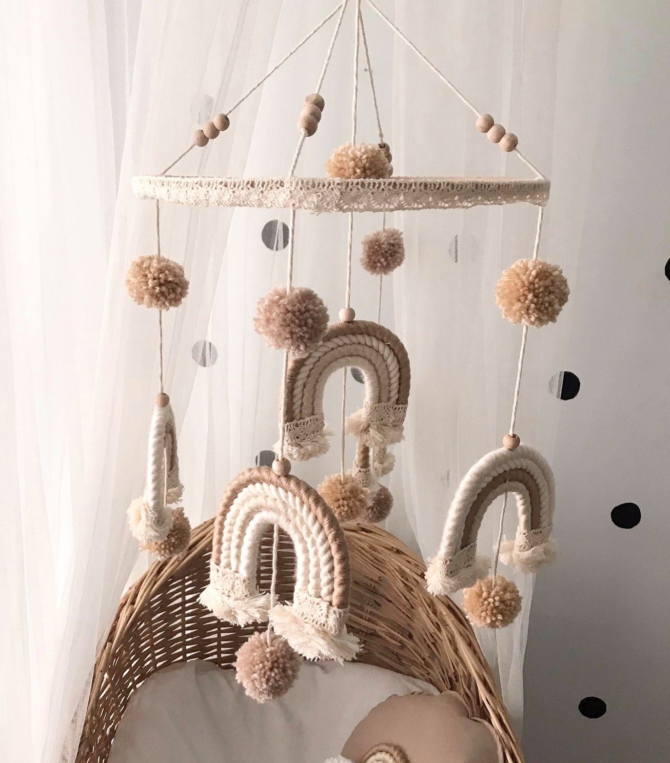 Baby Fancyroom Hängedekoration Makramee Babymobile Mobile Baby Windspiel Regenbogen Handmade (Rassel Spielzeug, Für Mädchen oder Junge), mit liebevollen Details Braun Beige Pompons | Dekohänger