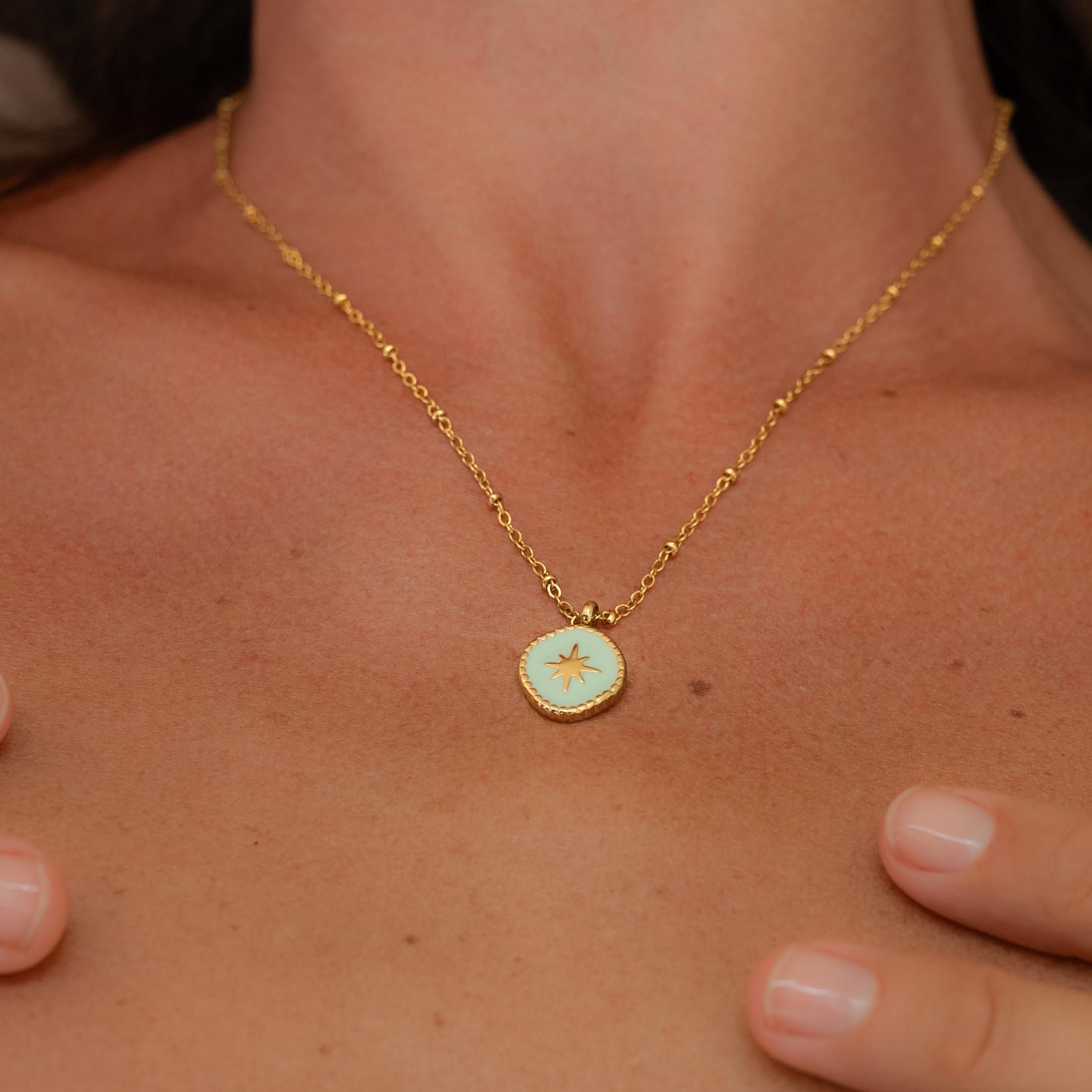 Made by Nami Kette mit Anhänger Edelstahl Kette Damen in Gold mit Türkiser Münze und Goldenem Stern, Geschenk für Frauen oder beste Freundin 40 + 5 cm Länge