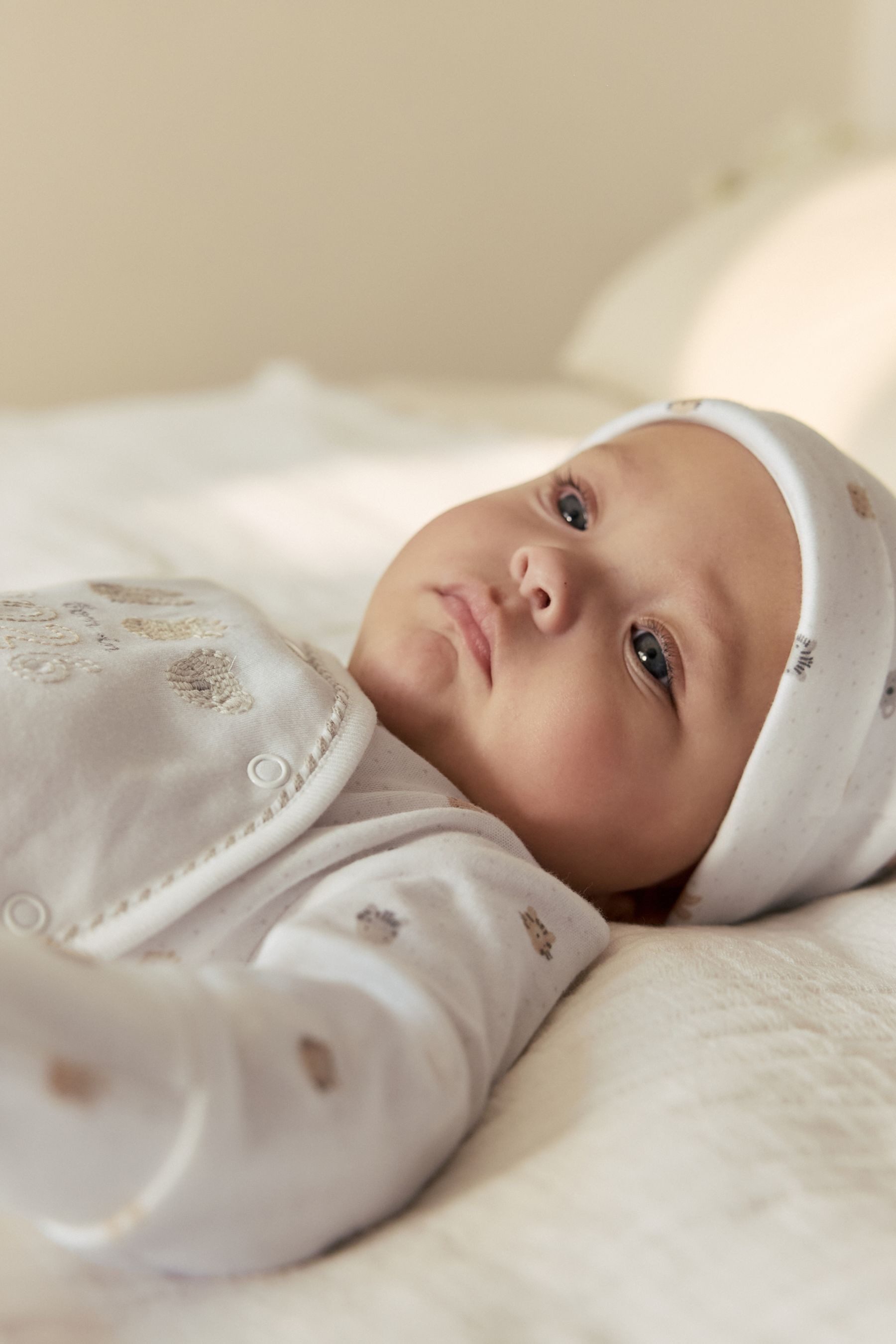 Next Schlafoverall Babys-Schlafanzug und Mütze, Born In 2026 (2-tlg)