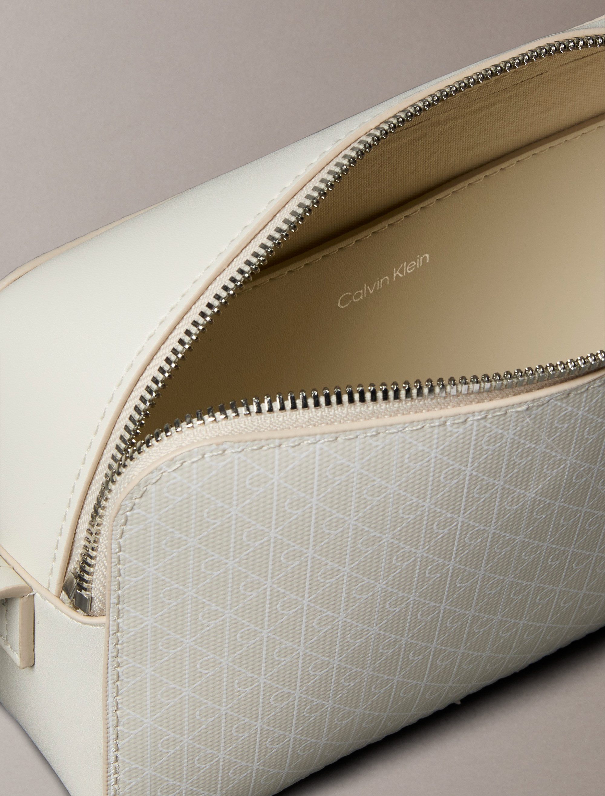 Calvin Klein Mini Bag AOP ELONGATED CAMERA BAG, kleine Damen-Umhängetasche, Schultertasche mit Monogramm-Print