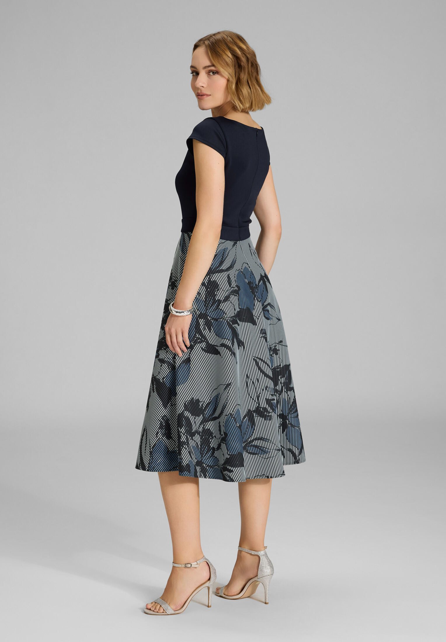 SWING Cocktailkleid Taillierter Schnitt mit ausgestelltem Rockteil günstig online kaufen