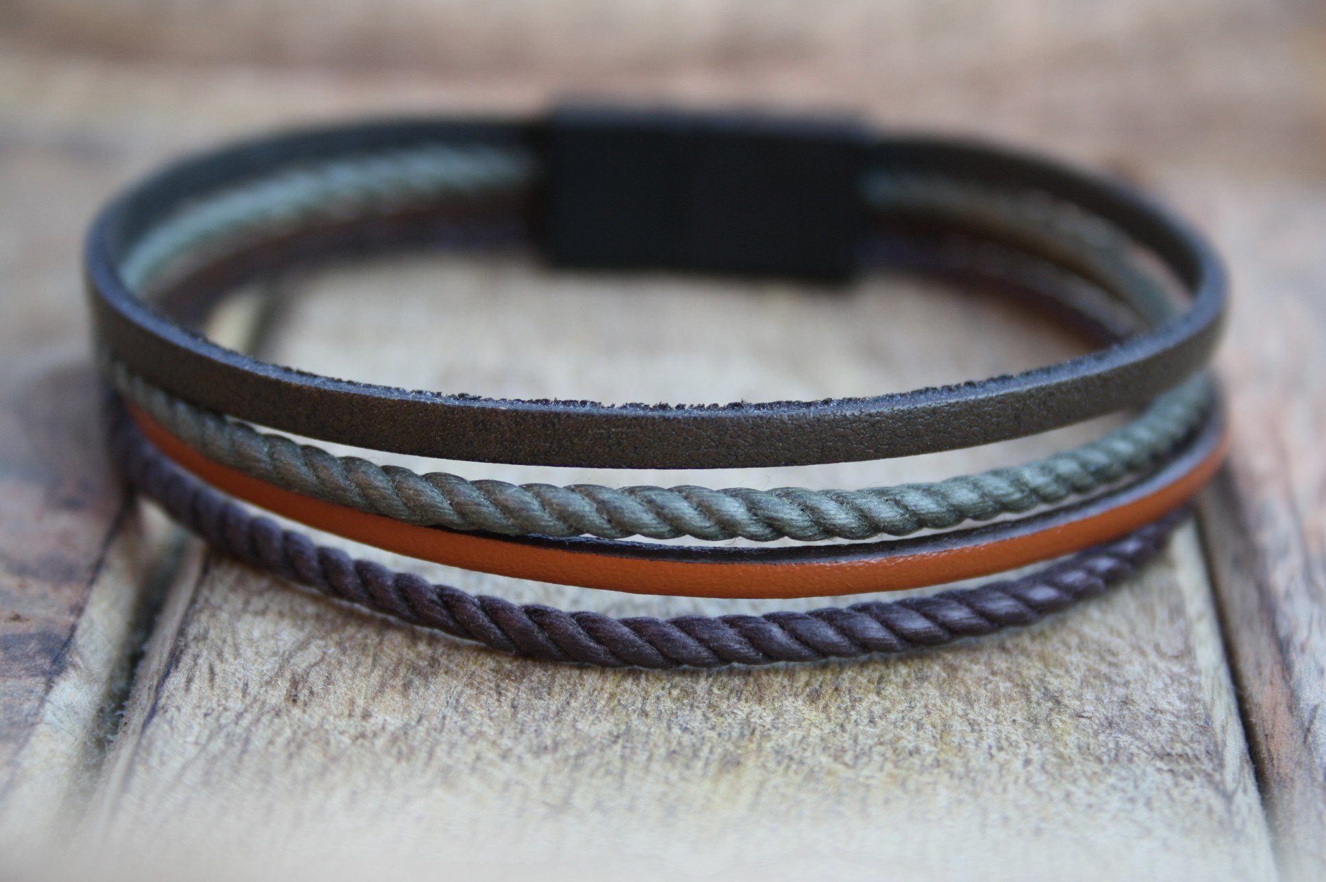 NAHLE Lederarmband Herren Leder Armband (1-tlg), aus Echtleder - mit  Magnetverschluss für ein bequemes verschließen, Handangefertigt