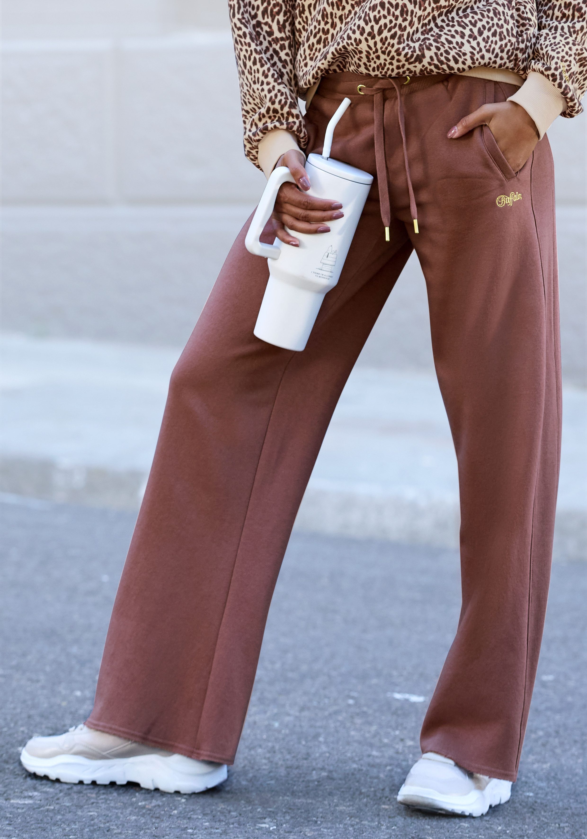 Buffalo Sweathose mit aufwendiger Logostickerei