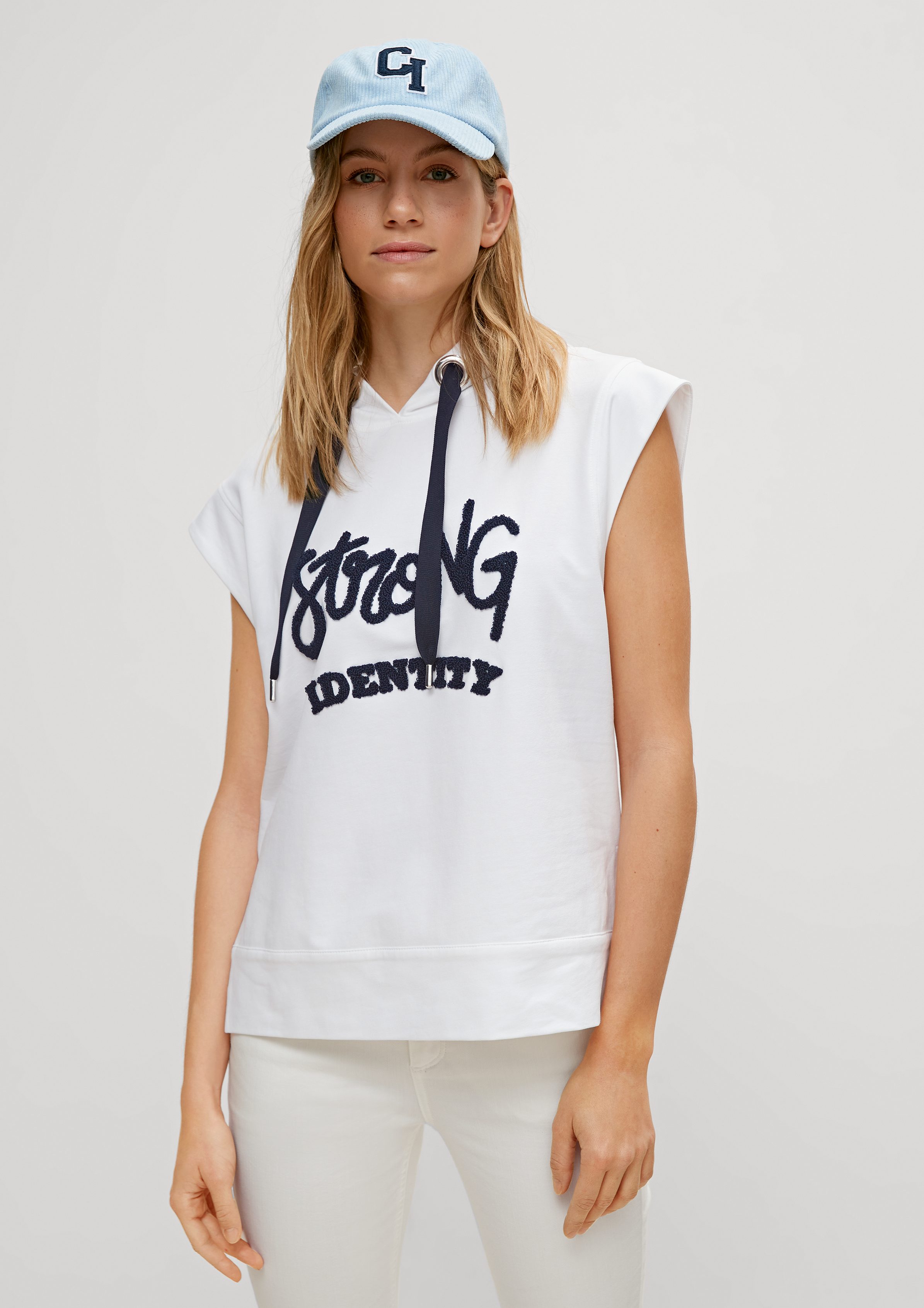 comma casual identity mit Sweatshirt Stickerei Kurzarmshirt Wording