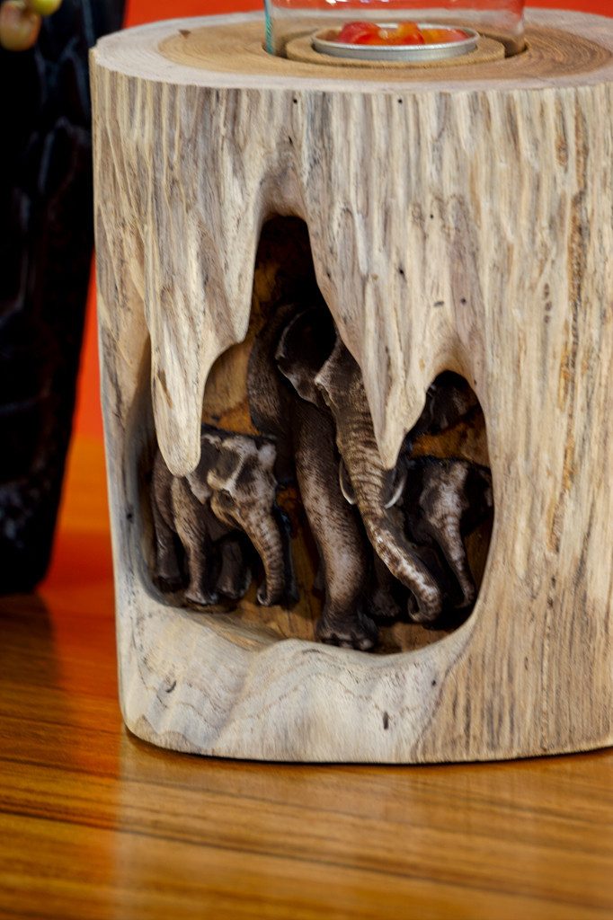 Kinaree Teelichthalter Holz Windlicht mit Elefanten, Akazien Massivholz, inkl. Glasaufsatz, Schnitzerei