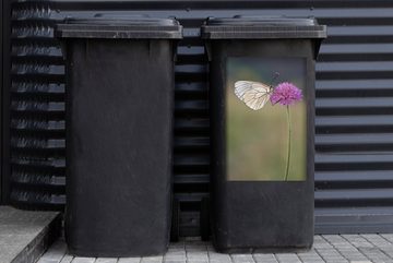 MuchoWow Wandsticker Schwarzgeäderter weißer Schmetterling auf einer Distel (1 St), Mülleimer-aufkleber, Mülltonne, Sticker, Container, Abfalbehälter