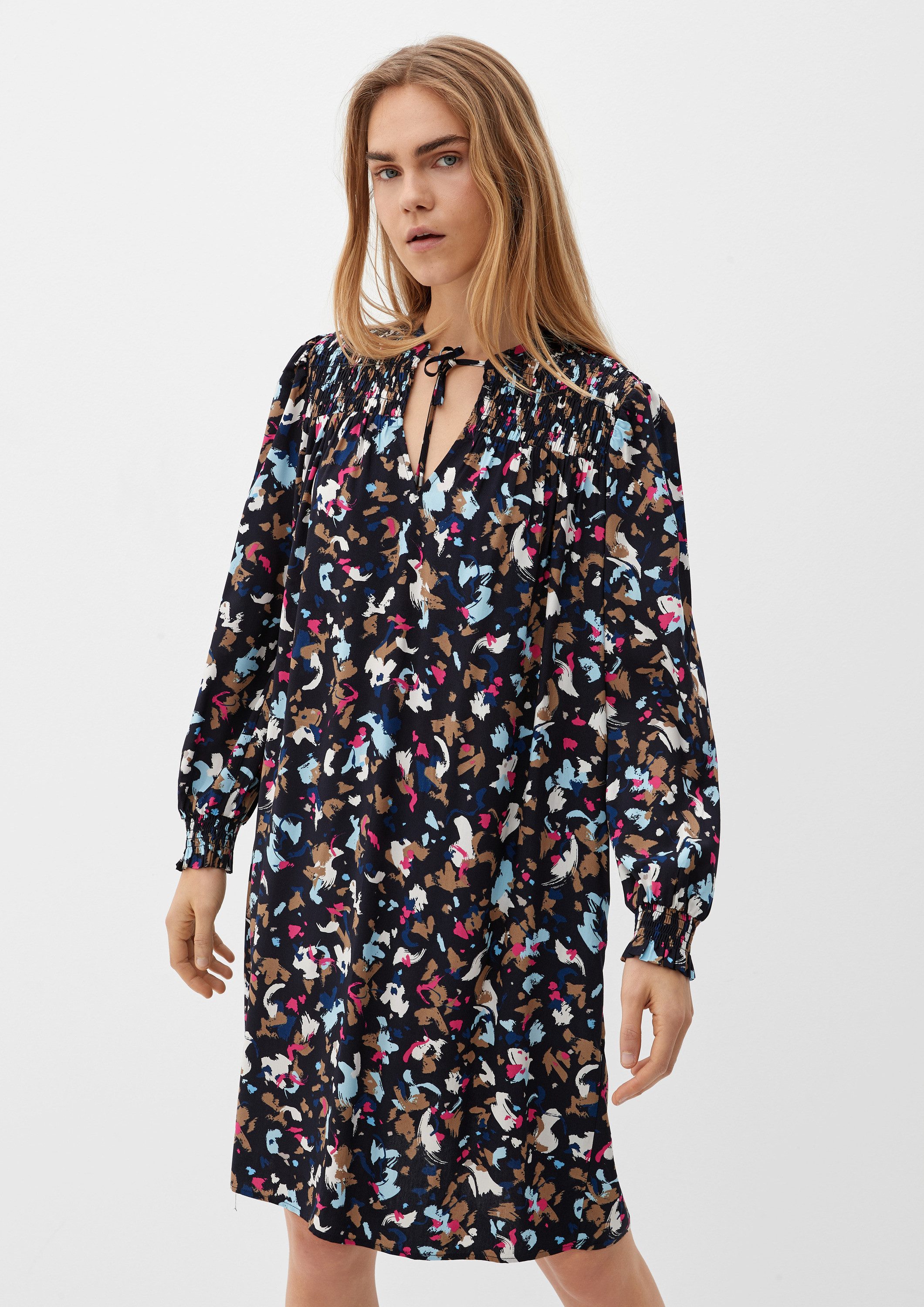s.Oliver Minikleid Kleid Viskosekleid mit Smok-Details günstig online kaufen
