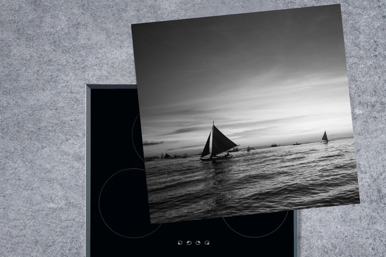 auf tlg), mit MuchoWow Herdblende-/Abdeckplatte 78x78 Vinyl, (1 schwarz, dem küche Boracay Arbeitsplatte Sonnenuntergang Segelbooten Ceranfeldabdeckung, Wasser cm, für von -