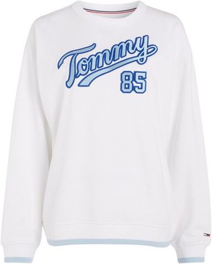 Tommy Jeans Sweater TJW RLX COLLEGIATE 85 SCRPT CREW (1-tlg) mit farblich abgesetzten Rändern