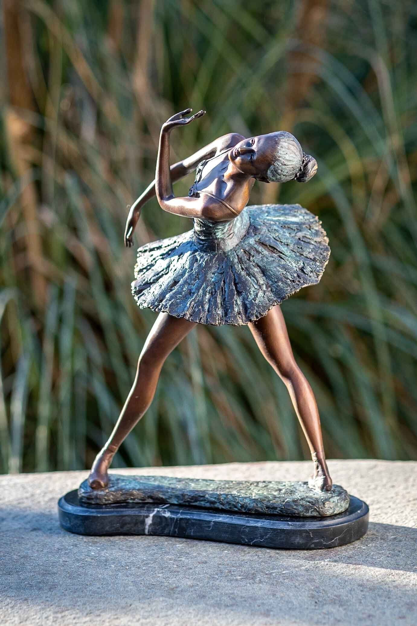 in UV-Strahlung. von Bronze-Skulptur werden Ballerine IDYL – Bronze und Gartenfigur robust IDYL sehr Langlebig gegossen Die Bronze Wachsausschmelzverfahren witterungsbeständig Modelle gegen Hand Regen Frost, 31 in patiniert. und – – cm,