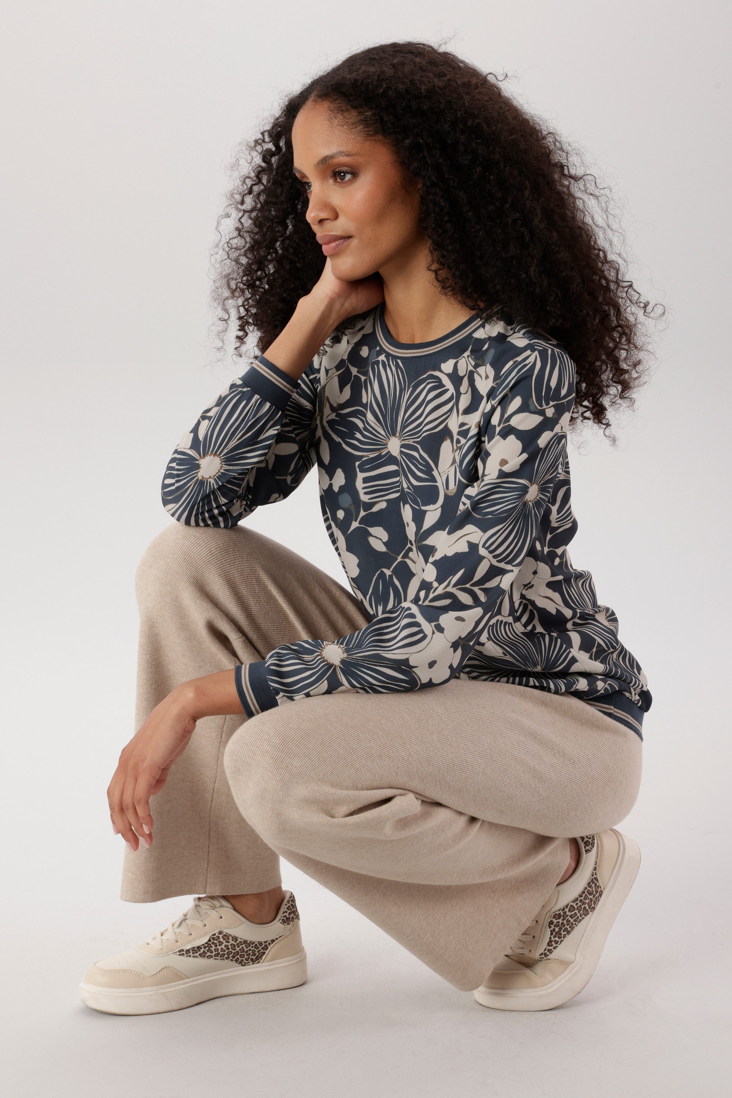 Aniston SELECTED Shirtbluse mit sportiven Bündchen und floralem Druck - NEUE KOLLEKTION – Bild 4 von 5