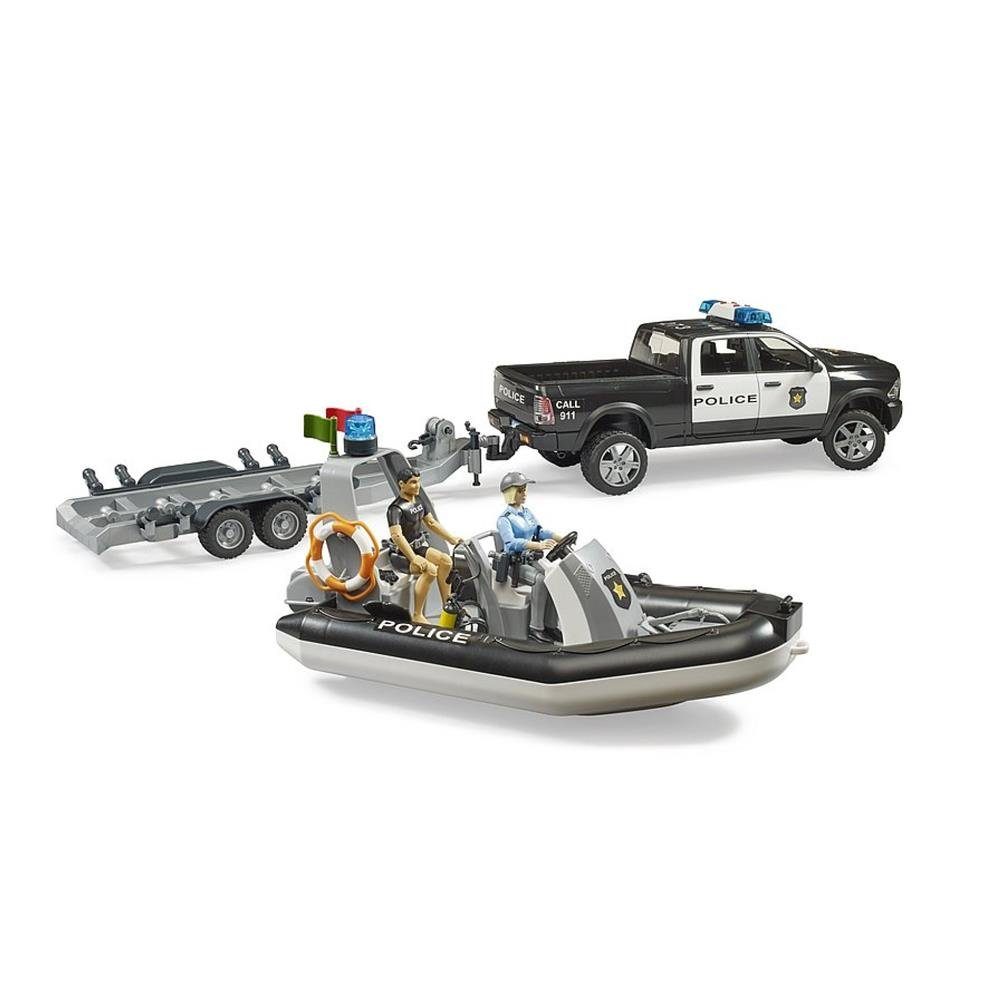 Bruder® Spielzeug-Polizei RAM Pickup 5-tlg., mit ab Jahren Licht 2500 Anhänger), Polizei Boot 4 Spielfiguren Wasserspielzeug, Sound, (Set, 2507, 2