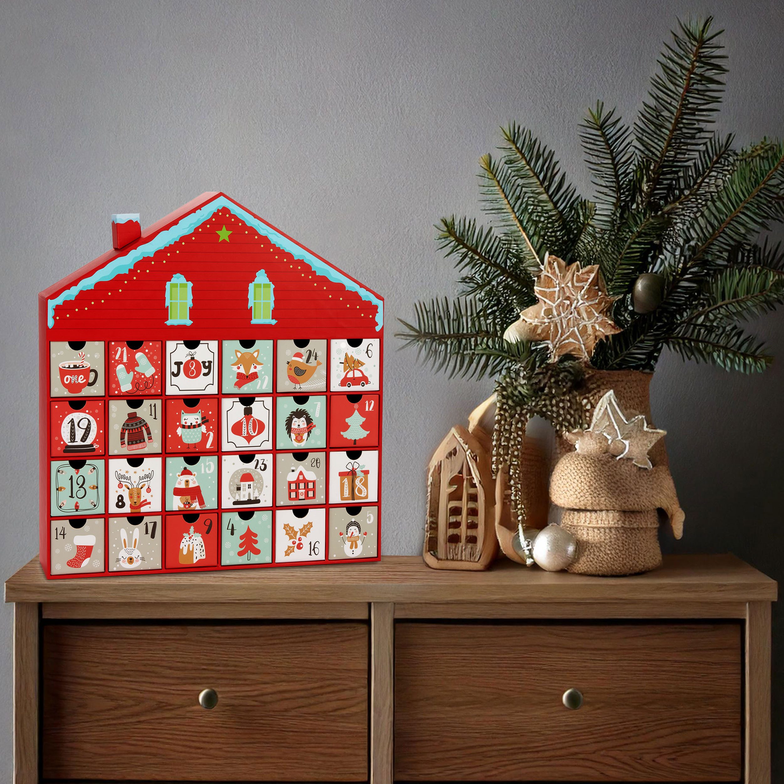 BRUBAKER befüllbarer Adventskalender Weihnachtshaus - Weihnachtskalender zum Befüllen (40,5 cm groß aus Pappe - Rot, 1-tlg), DIY Kalender mit 24 Türchen für Gut – Bild 4 von 5