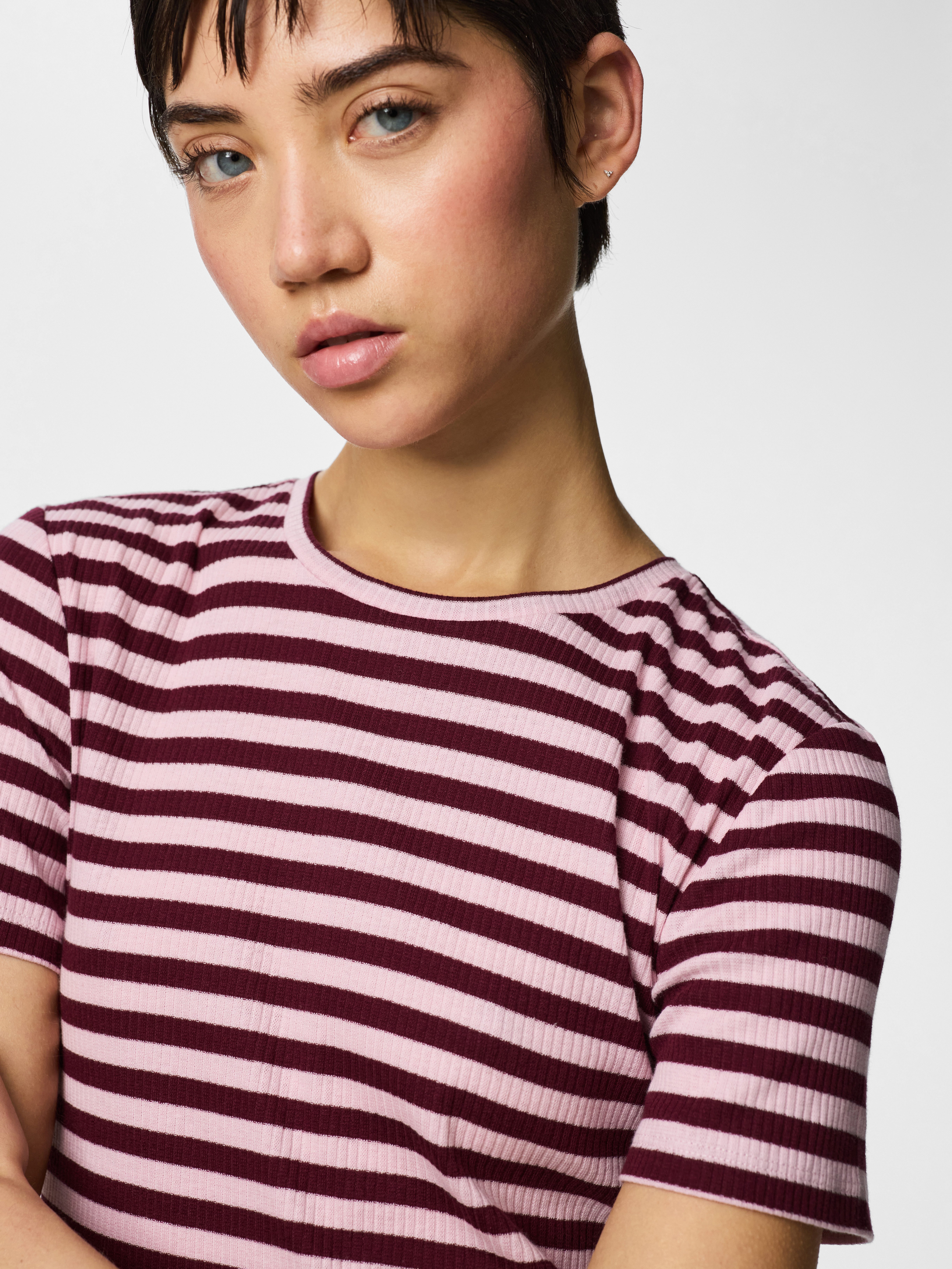 pieces Kurzarmshirt PCRUKA SS TOP JRS NOOS BC mit gerippter Struktur