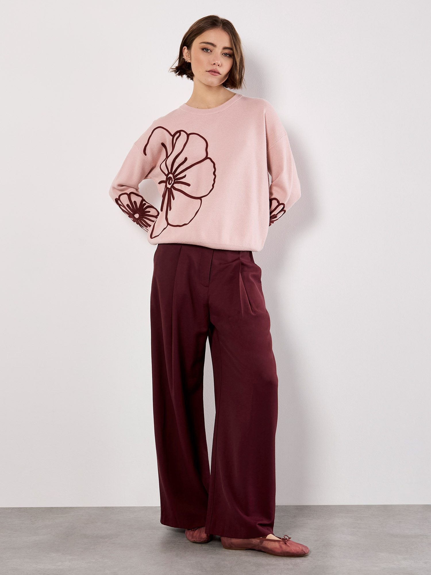 Apricot Rundhalspullover Stickerei-Pullover mit großer Blume günstig online kaufen