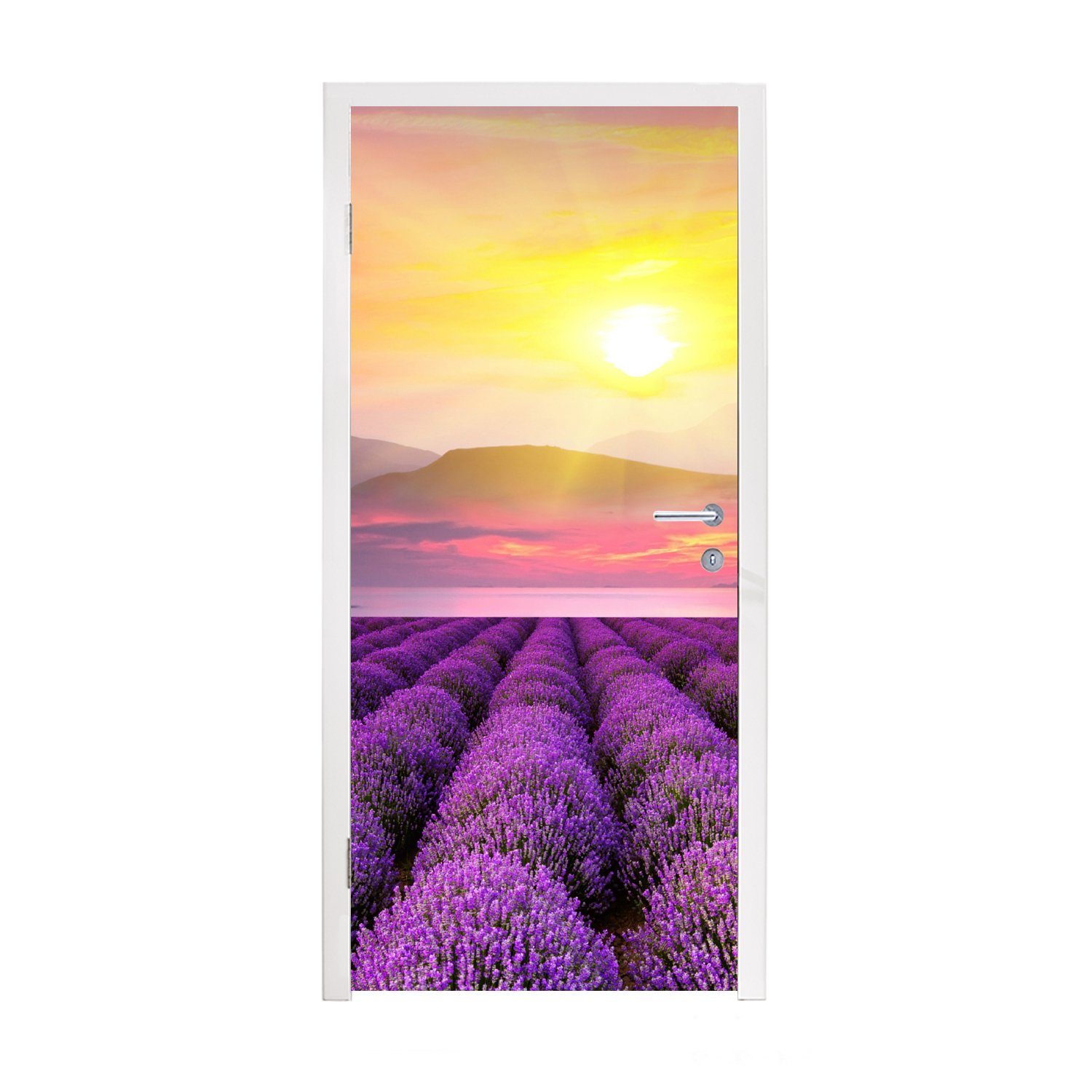 MuchoWow Türtapete Ein Lavendelfeld mit Bergen im Hintergrund, Matt, bedruckt, (1 St), Fototapete für Tür, Türaufkleber, 75x205 cm