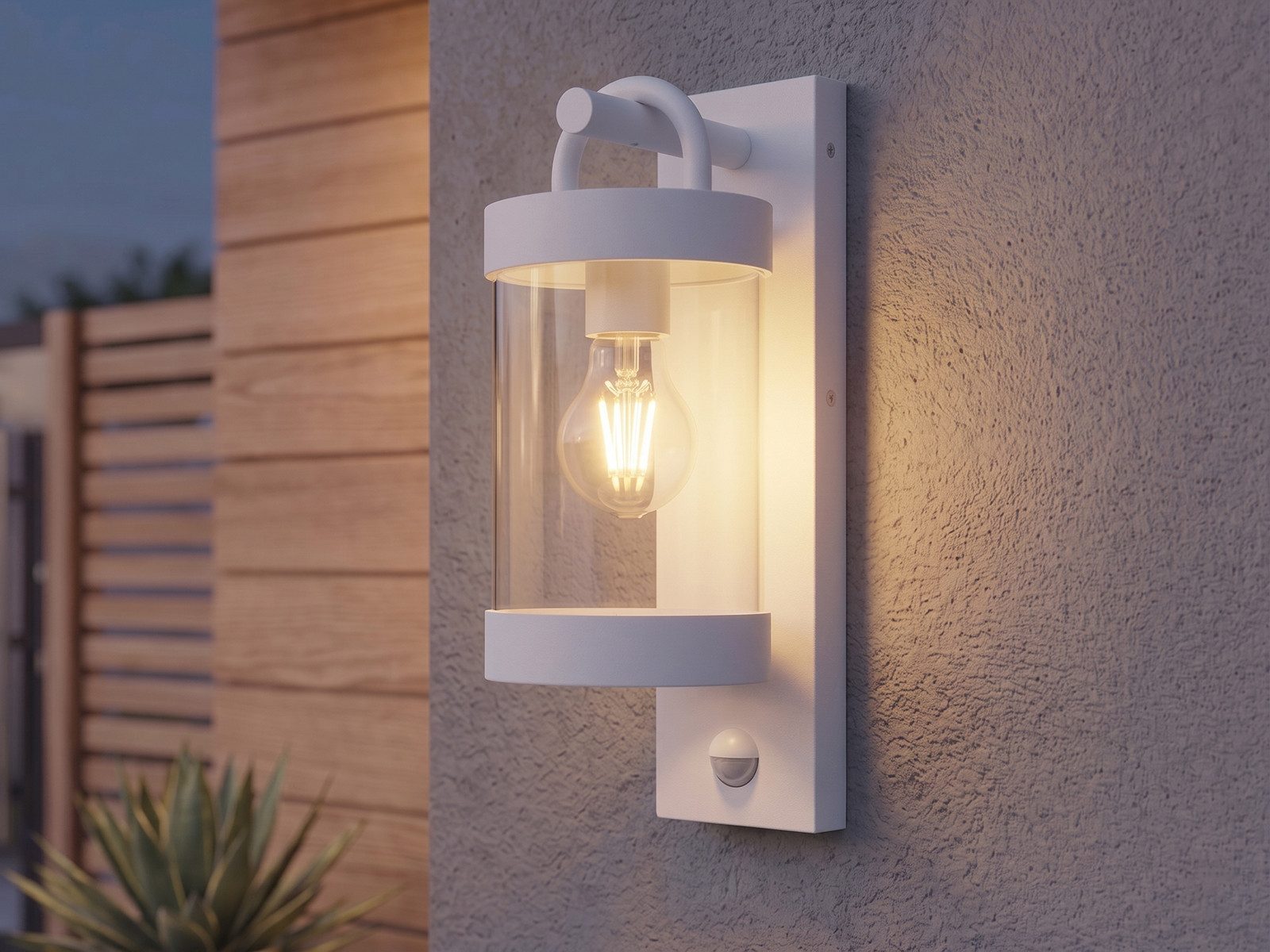 TRIO Leuchten LED Außen-Wandleuchte mit Bewegungsmelder, Höhe 33cm, Bewegungssensor, LED wechselbar, Warmweiß, Landhaus-Stil Wand Außenleuchte, Fassadenbeleuchtung inkl. E27 LED