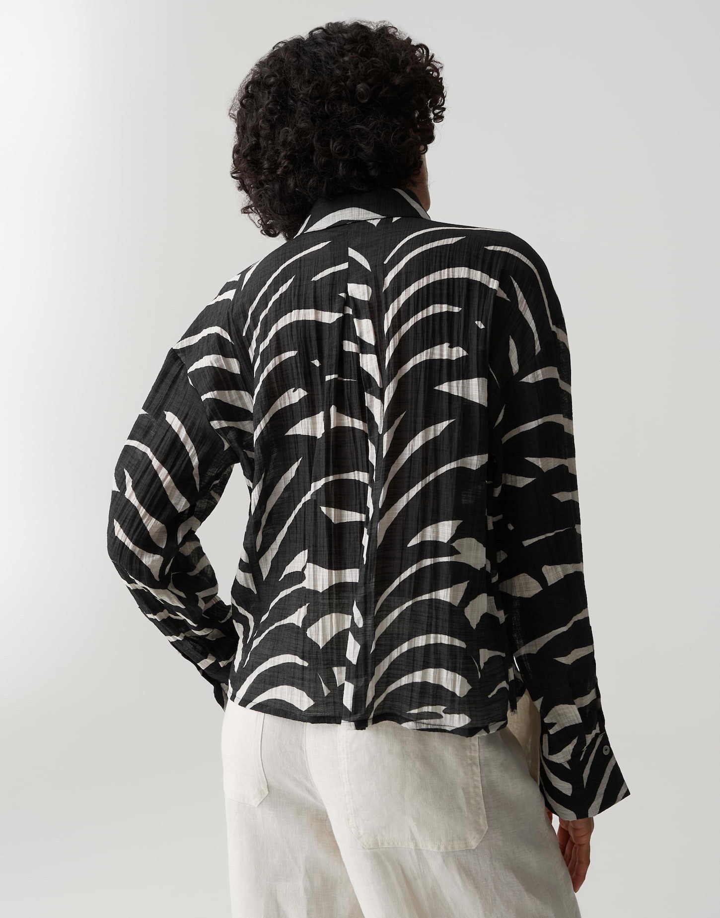 OPUS Langarmbluse FADENA LEAVES mit Crinkle-Print Perlmuttknöpfe setzen einen klaren Casual-Akzent