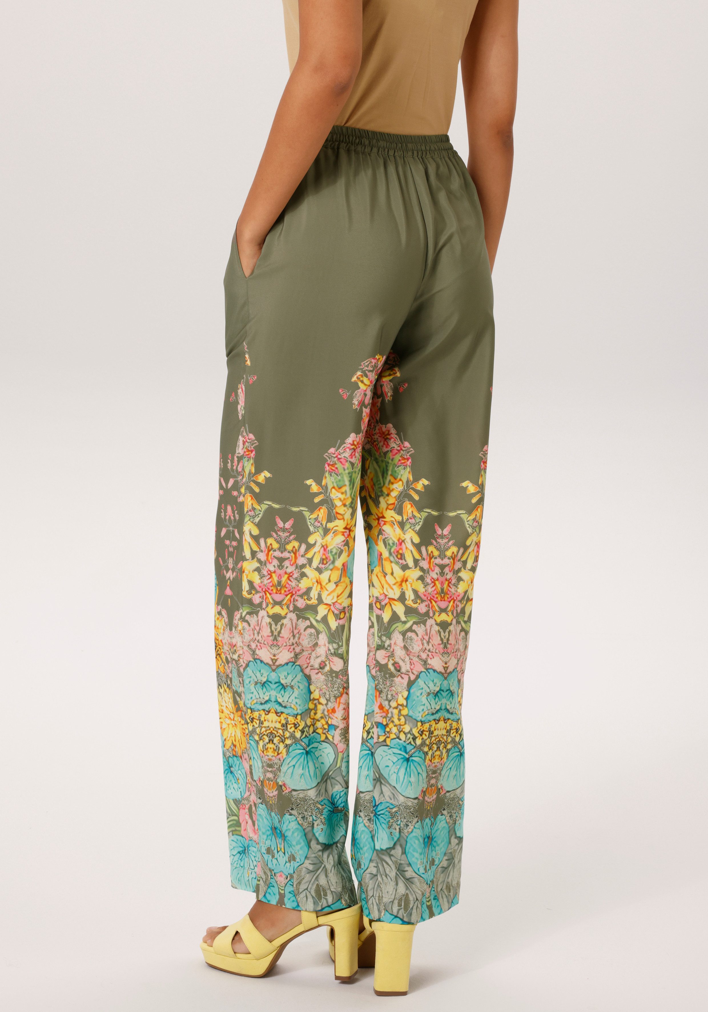 Aniston CASUAL Schlupfhose mit farbenfrohen Blumendruck - NEUE KOLLEKTION